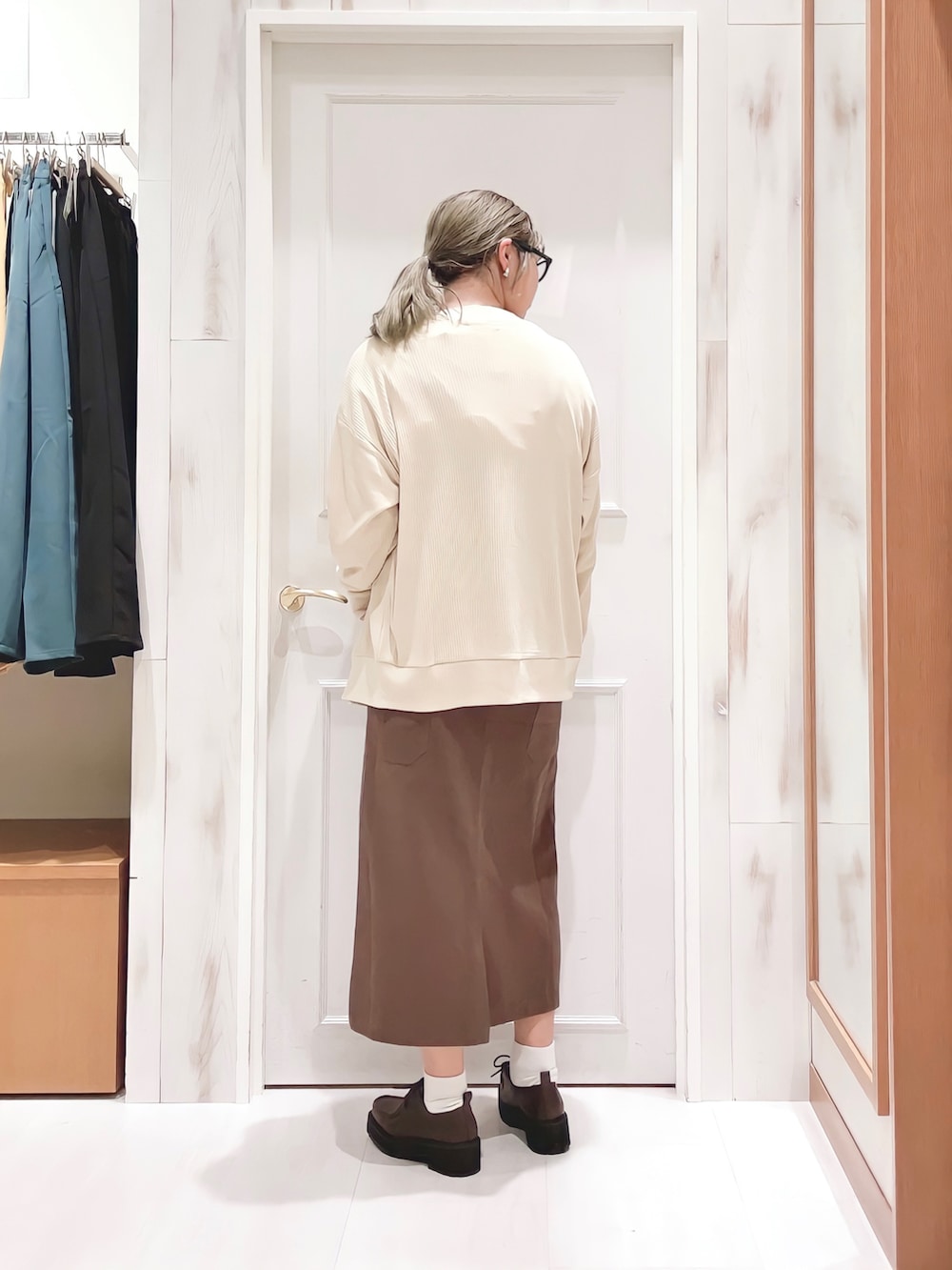「秋先取りコーデ、秋服準備はじめました、カーディガン、ジャンパースカート、ジャンスカ、ベージュ、ブラウン、淡色コーデ、メガネ女子、カジュアル、お出かけコーデ、オトナカジュアル、お洒落さんとつながりたい、Samansa Mos2 blue、SM2」｜「Samansa Mos2 blueのロゴプリントロンT（Tシャツ/カットソー、ホワイト系）」を使った、ハタケヤマさん（レディース・163cm）の秋コーディネートの2枚目の写真