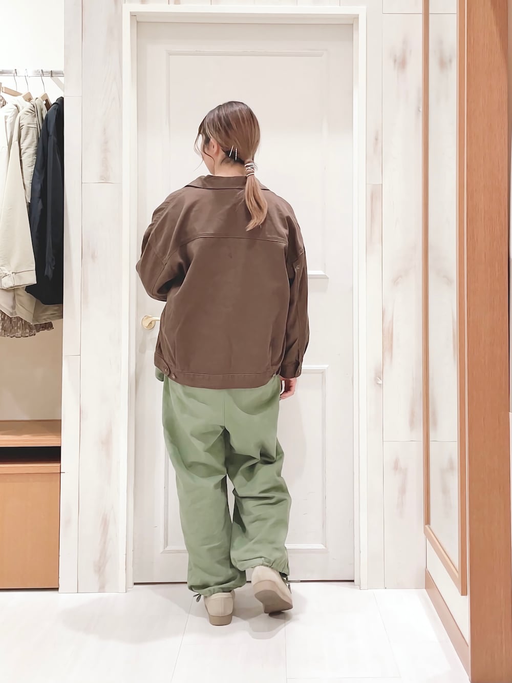 「デニムジャケット、Gジャン、ボーダー、ブラウン、カーキ、ミリタリー、カーゴパンツ、サスペンダーパンツ、モカシン、アースカラー、カジュアル、古着女子、サマンサ モスモス(Samansa Mos2)、SM2、出勤コーデ🍊」｜「Samansa Mos2 blueのゆるバスクシャツ（Tシャツ/カットソー、ホワイト系）」を使った、ハタケヤマさん（レディース・163cm）の冬コーディネートの2枚目の写真