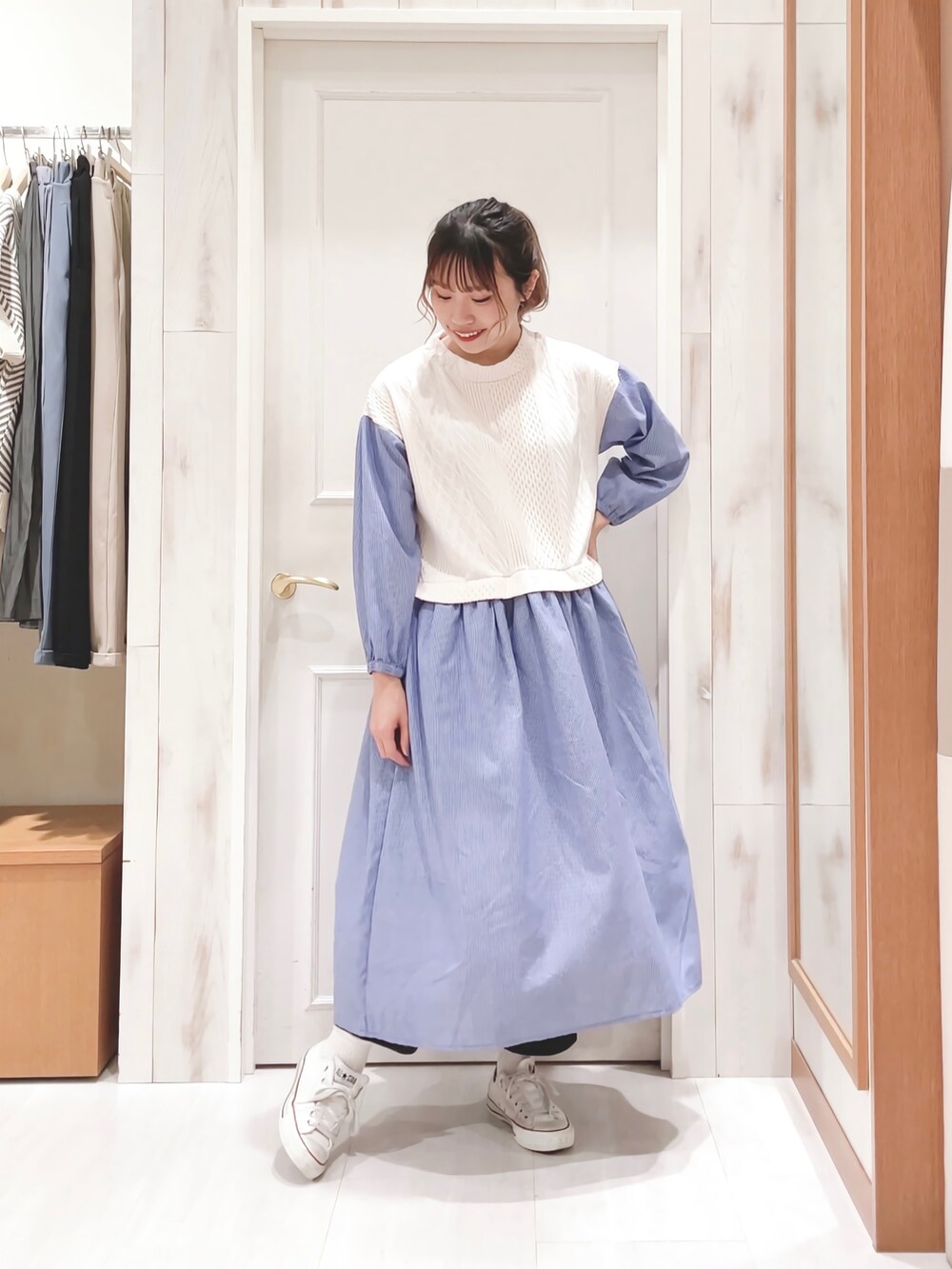 「ドッキングワンピ、ワンピース、シャツワンピ、ケーブル編み、レイヤードスタイル、ベスト、パンツスタイル、タックパンツ、スニーカー、春コーデ、カジュアル、ナチュラル、ラクチンコーデ、サマンサ モスモス(Samansa Mos2)、SM2」｜「Samansa Mos2のケーブル柄ジャカードドッキングワンピース（ワンピース、ホワイト系）」を使った、ハタケヤマさん（レディース・163cm）の冬コーディネートの2枚目の写真