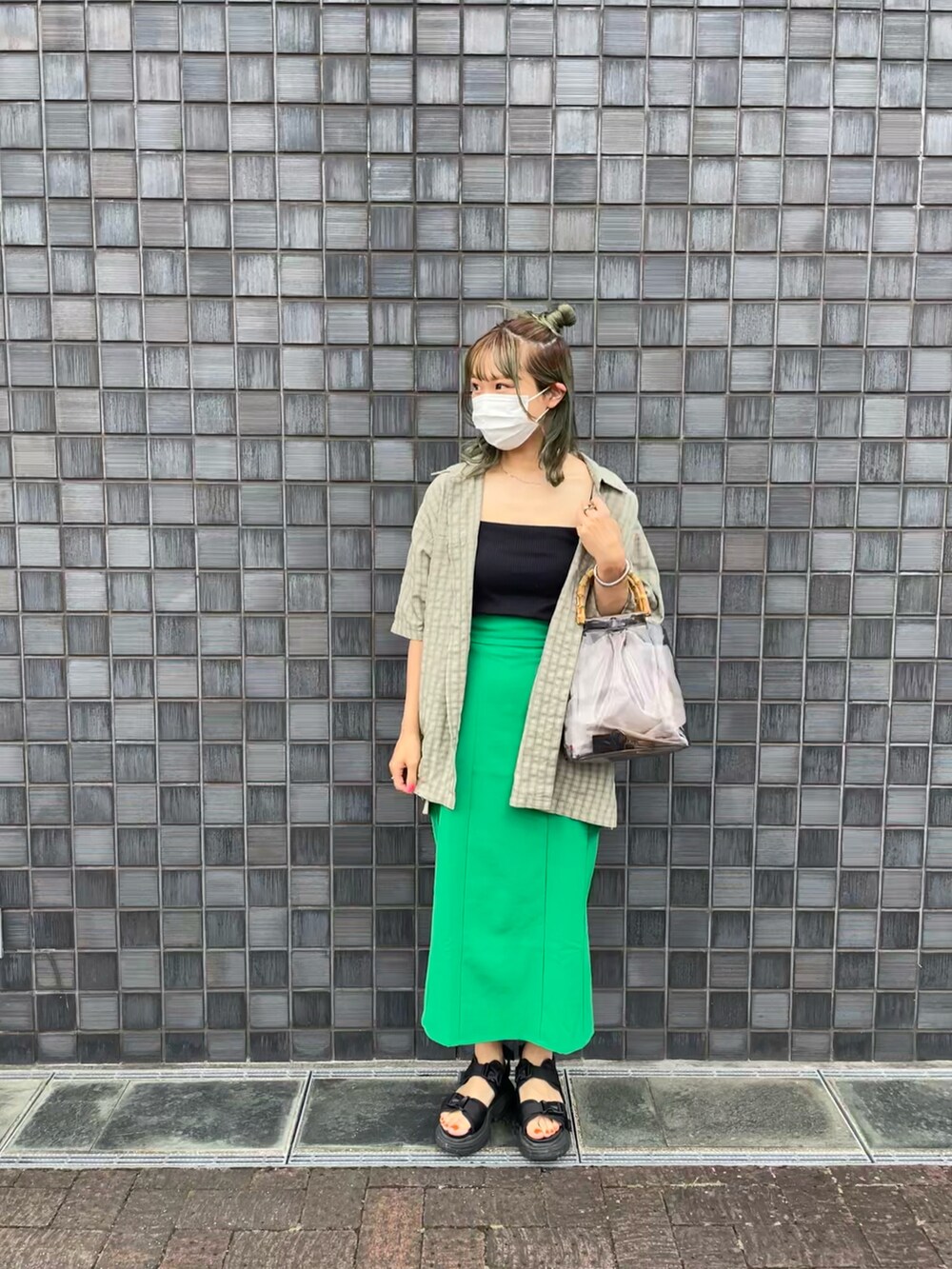 ブラック系のハンドバッグを着用したレディースの夏コーディネートの5枚目の写真