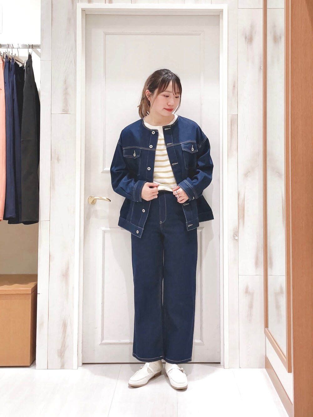 「デニム、デニムジャケット、デニムパンツ、セットアップ、オールデニム、ワントーンコーデ、ボーダー、Gジャン、ストレートパンツ、春コーデ、プチプラ、オトナカジュアル、シンプルスタイル、Samansa Mos2 blue、SM2」｜「Samansa Mos2 blueのパネルボーダーニットプルオーバー（ニット/セーター、イエロー系）」を使った、ハタケヤマさん（レディース・163cm）の冬コーディネートの3枚目の写真