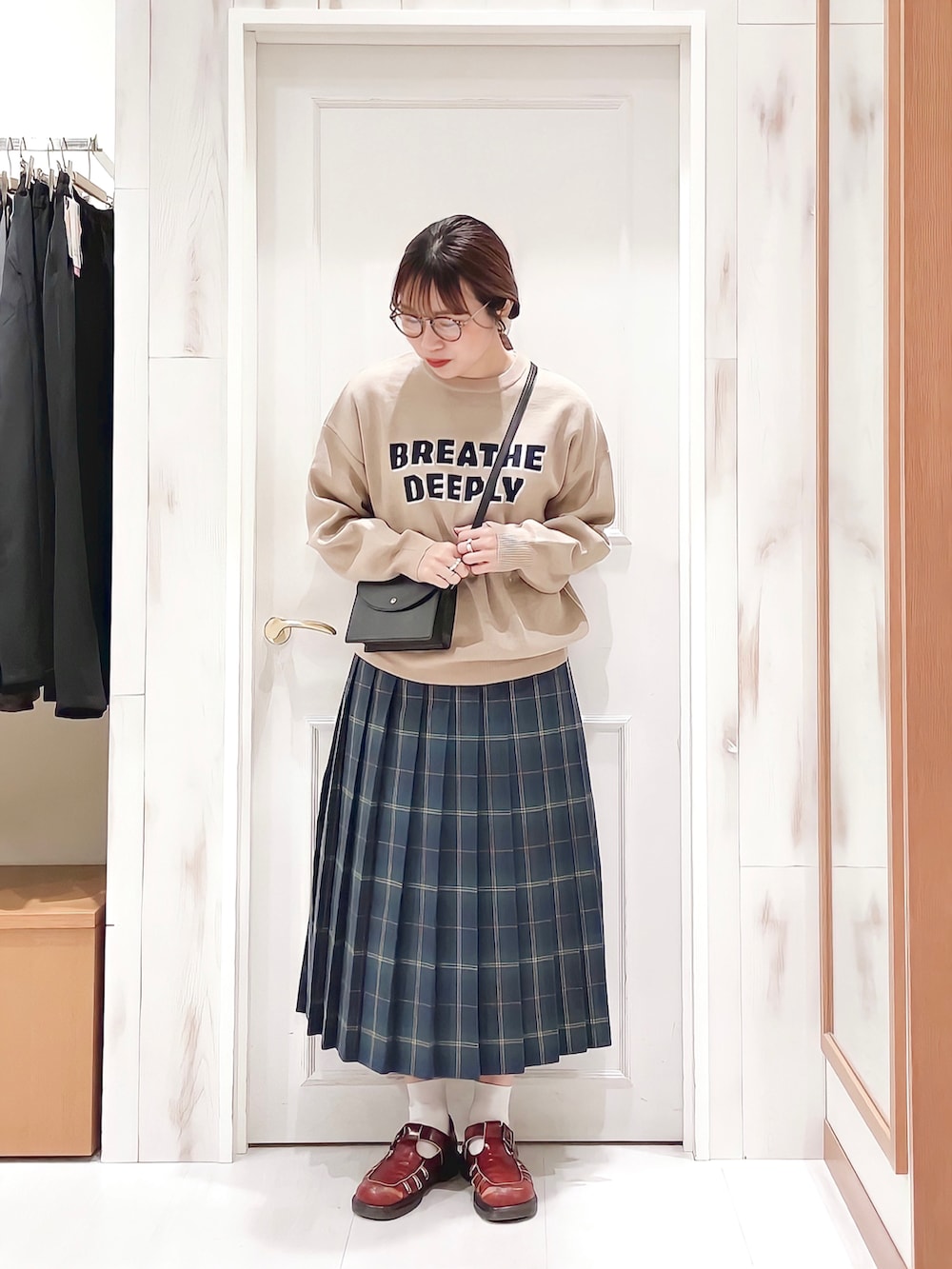 「ロゴニット、ニット、セーター、ロゴスウェット、チェックスカート、プリーツスカート、ロングスカート、ダウンジャケット、フェザー、めがね、ドクターマーチン、スクールガール、ナチュラル、サマンサ モスモス(Samansa Mos2)、SM2」｜「Samansa Mos2のロゴジャカードクルーネックニット（ニット/セーター、ベージュ系）」を使った、ハタケヤマさん（レディース・163cm）の冬コーディネートの3枚目の写真