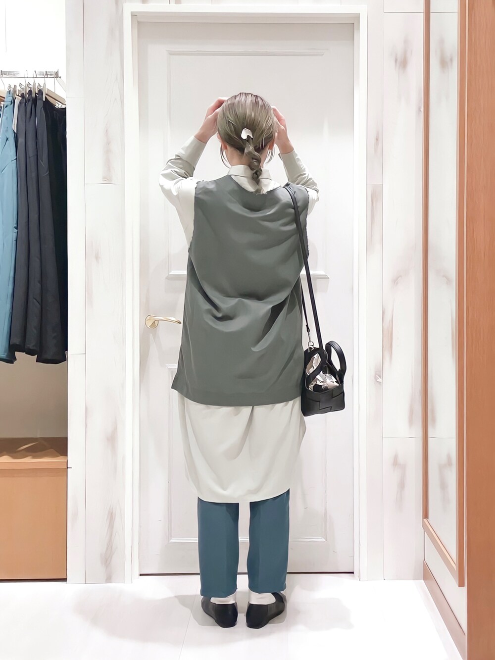「グリーン、ベスト、シャツワンピ、カラーパンツ、テーパードパンツ、レイヤードスタイル、ミニバッグ、ショルダーバッグ、フラットシューズ、秋先取りコーデ、オトナカジュアル、Samansa Mos2 blue、SM2、いつどこウェア、いつでもどこでもマルチウェア」｜「Samansa Mos2 blueのマルチスタイルシャツワンピース（ワンピース、グリーン系）」を使った、ハタケヤマさん（レディース・163cm）の夏コーディネートの2枚目の写真