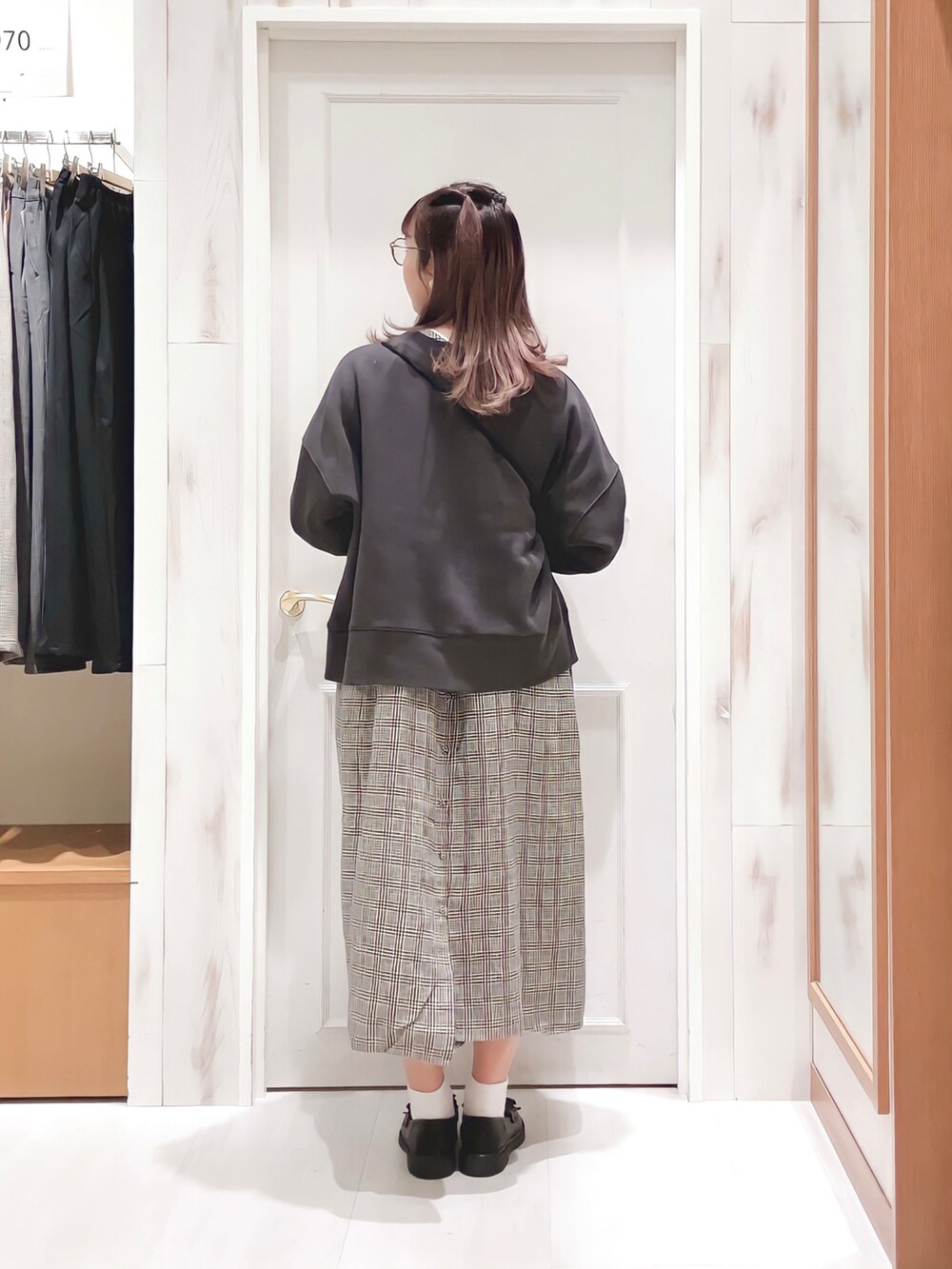 「スウェット、ロゴスウェット、ワンピース、リネン、グレンチェック、チェックワンピース、ローファー、白くつした、めがね、巾着バッグ、オールブラック、ブラック、ワントーンコーデ、サマンサ モスモス(Samansa Mos2)、SM2」｜「Samansa Mos2の花柄アップリケロゴスウェット（スウェット、ブラック系）」を使った、ハタケヤマさん（レディース・163cm）の秋コーディネートの2枚目の写真