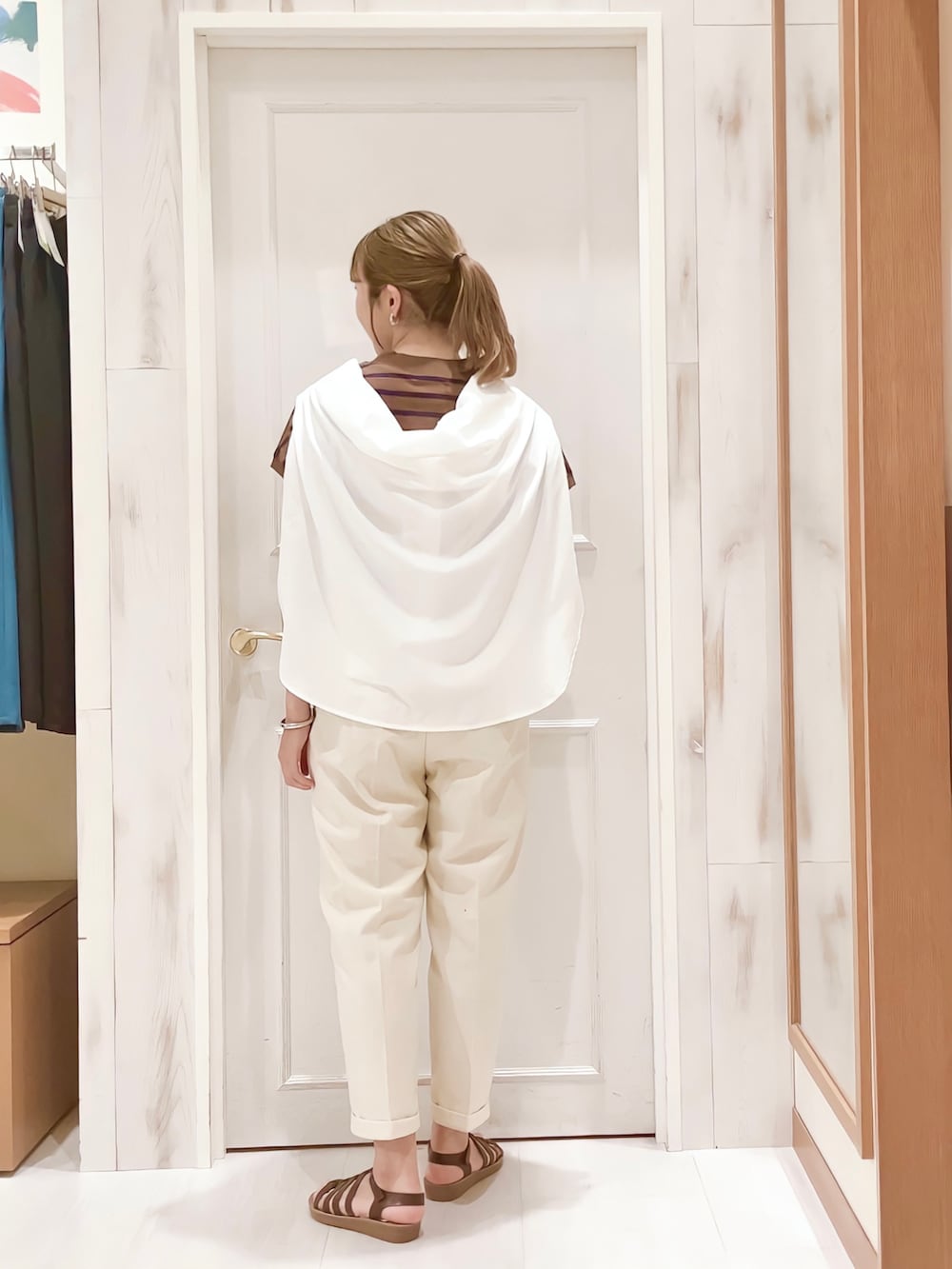 「ノースリーブ、フレンチスリーブ、Tシャツ、ボーダー、テーパードパンツ、センタープレス、白シャツ、肩掛け、グルカサンダル、ブラウン、カジュアル、オトナカジュアル、シンプル、夏コーデ、Samansa Mos2 blue」｜「Samansa Mos2 blueの【USAコットン】ハイネックフレンチTシャツ（Tシャツ/カットソー、ブラウン系）」を使った、ハタケヤマさん（レディース・163cm）の夏コーディネートの2枚目の写真