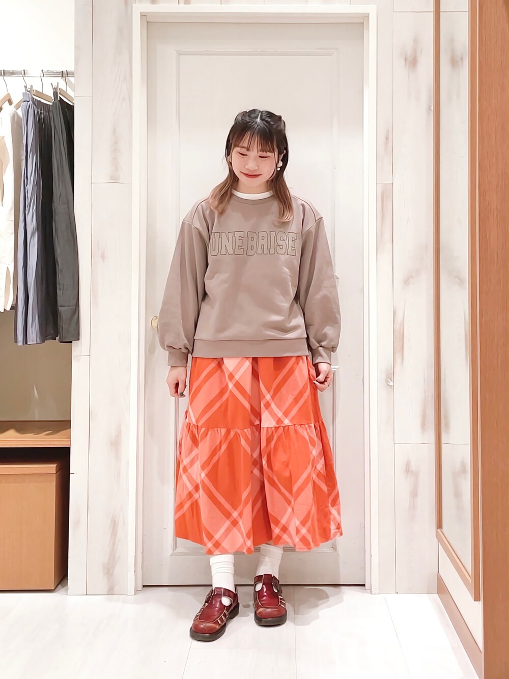 「スウェット、ロゴスウェット、トレーナー、ロングスカート、チェック、ティアードスカート、カラースカート、春服、カラーコーデ、カジュアル、ナチュラル、シンプル、ドクターマーチン、サマンサ モスモス(Samansa Mos2)、SM2」｜「Samansa Mos2の裏毛ロゴアソートプリントスウェット（スウェット、ブラウン系）」を使った、ハタケヤマさん（レディース・163cm）の冬コーディネートの3枚目の写真