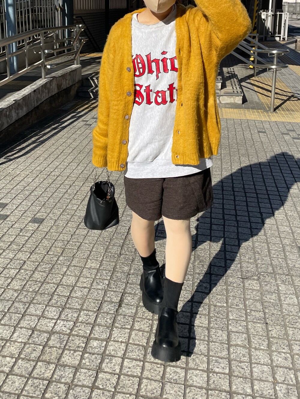 「カーディガン、カラーカーディガン、スウェット、ロゴスウェット、ハーフパンツ、ショートパンツ、厚底シューズ、ブーツ、カラーコーデ、イエロー、カジュアル、古着MIX、サマンサ モスモス(Samansa Mos2)、SM2、休日コーデ🍊」｜「Samansa Mos2のウール混ハーフパンツ（その他パンツ、ブラウン系）」を使った、ハタケヤマさん（レディース・163cm）の冬コーディネートの3枚目の写真