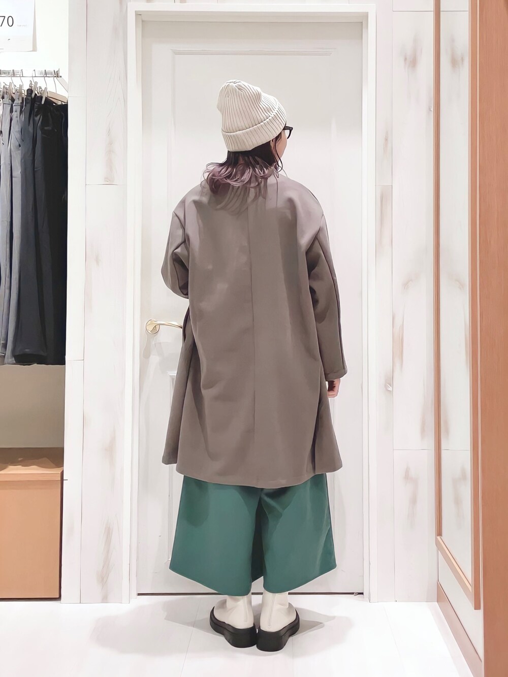 「秋服コーデ、オトナカジュアル、ロンT、ノーカラーコート、ロングコート、スカーチョ、ニット帽、ビーニー、レースアップシューズ、メガネ女子、プチプラ、着回しコーデ、Samansa Mos2 blue、いつでもどこでもマルチウェア、いつどこウェア」｜「Samansa Mos2 blueのアソートロゴロンT（Tシャツ/カットソー、ベージュ系）」を使った、ハタケヤマさん（レディース・163cm）の秋コーディネートの2枚目の写真