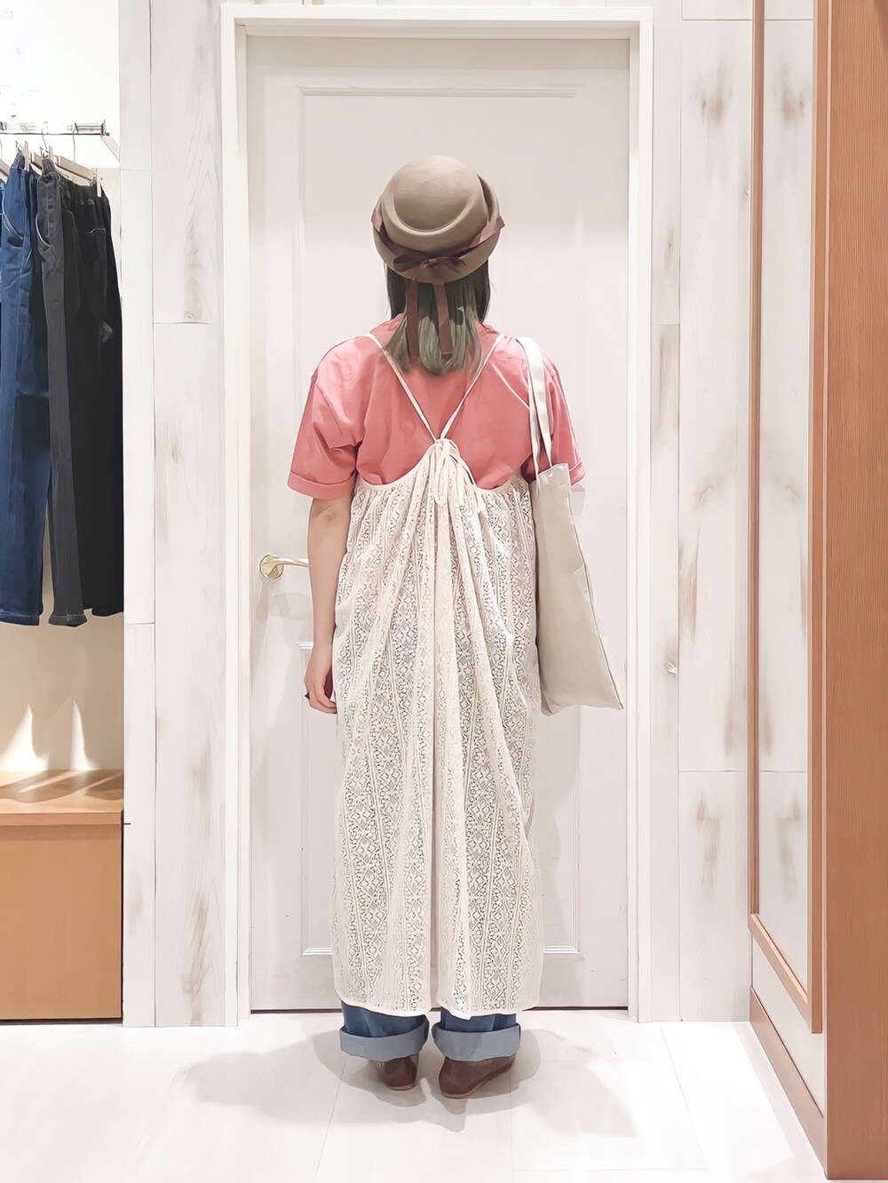 ピンク系のTシャツ/カットソー、ホワイト系のワンピース、ブルー系のその他パンツを着用したレディースの夏コーディネートの2枚目の写真