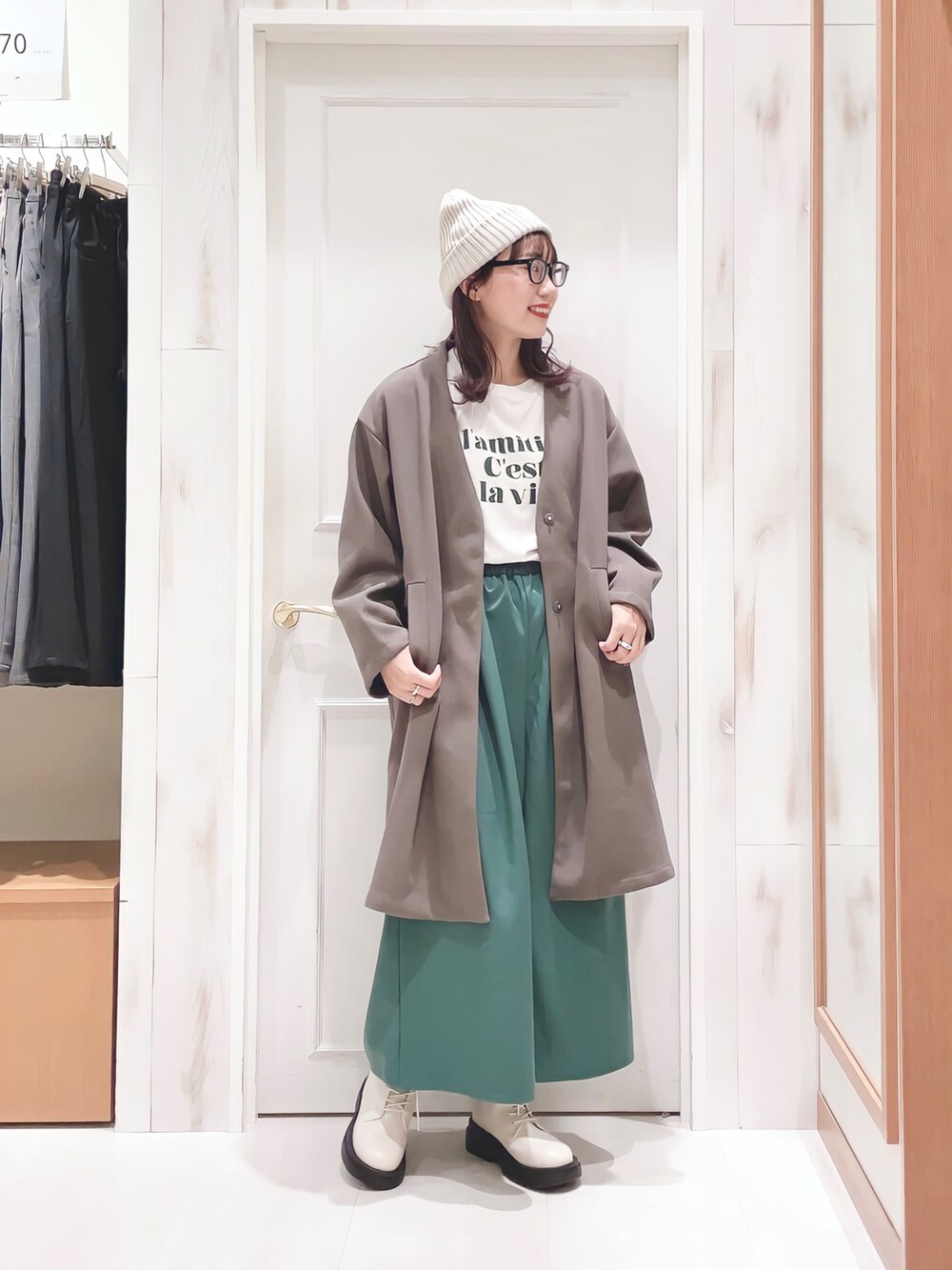 「秋服コーデ、オトナカジュアル、ロンT、ノーカラーコート、ロングコート、スカーチョ、ニット帽、ビーニー、レースアップシューズ、メガネ女子、プチプラ、着回しコーデ、Samansa Mos2 blue、いつでもどこでもマルチウェア、いつどこウェア」｜「Samansa Mos2 blueのアソートロゴロンT（Tシャツ/カットソー、ベージュ系）」を使った、ハタケヤマさん（レディース・163cm）の秋コーディネートの3枚目の写真