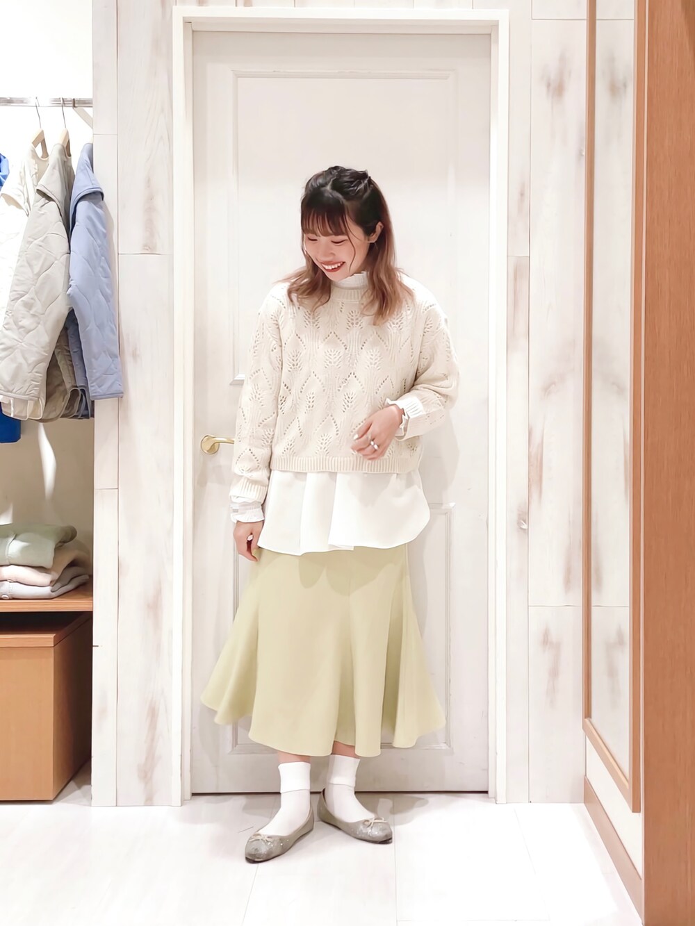 「透かし編みニット、白ニット、シャーリング、ブラウス、レイヤードスタイル、マーメイドスカート、カラースカート、ロングスカート、バレエシューズ、ほめられ本命コーデ、春コーデ、プチプラ、オトナカジュアル、Samansa Mos2 blue、SM2」｜「Samansa Mos2 blueのシャーリングブラウス（シャツ/ブラウス、ホワイト系）」を使った、ハタケヤマさん（レディース・163cm）の冬コーディネートの4枚目の写真