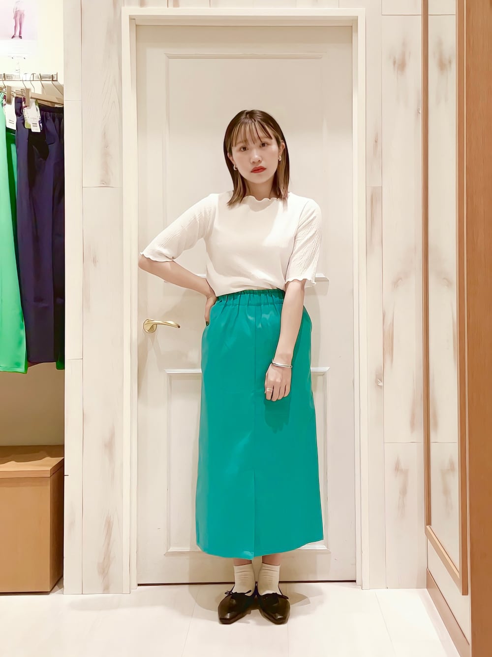 ホワイト系のTシャツ/カットソー、イエロー系のシャツ/ブラウス、グリーン系のスカートを着用したレディースの春コーディネートの4枚目の写真