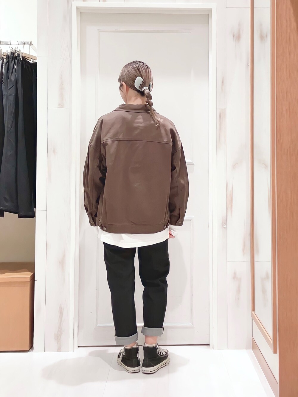 「Gジャン、ブラウン、白Tシャツ、デニム、テーパードパンツ、ハイカットスニーカー、シンプルコーデ、オトナカジュアル、オトナ女子、秋コーデ、ラクチンコーデ、プチプラ、カジュアル、Samansa Mos2 blue、SM2」｜「Samansa Mos2 blueの【ECO DENIM】ビッグシルエットジャケット（ノーカラージャケット、ブラウン系）」を使った、ハタケヤマさん（レディース・163cm）の秋コーディネートの2枚目の写真