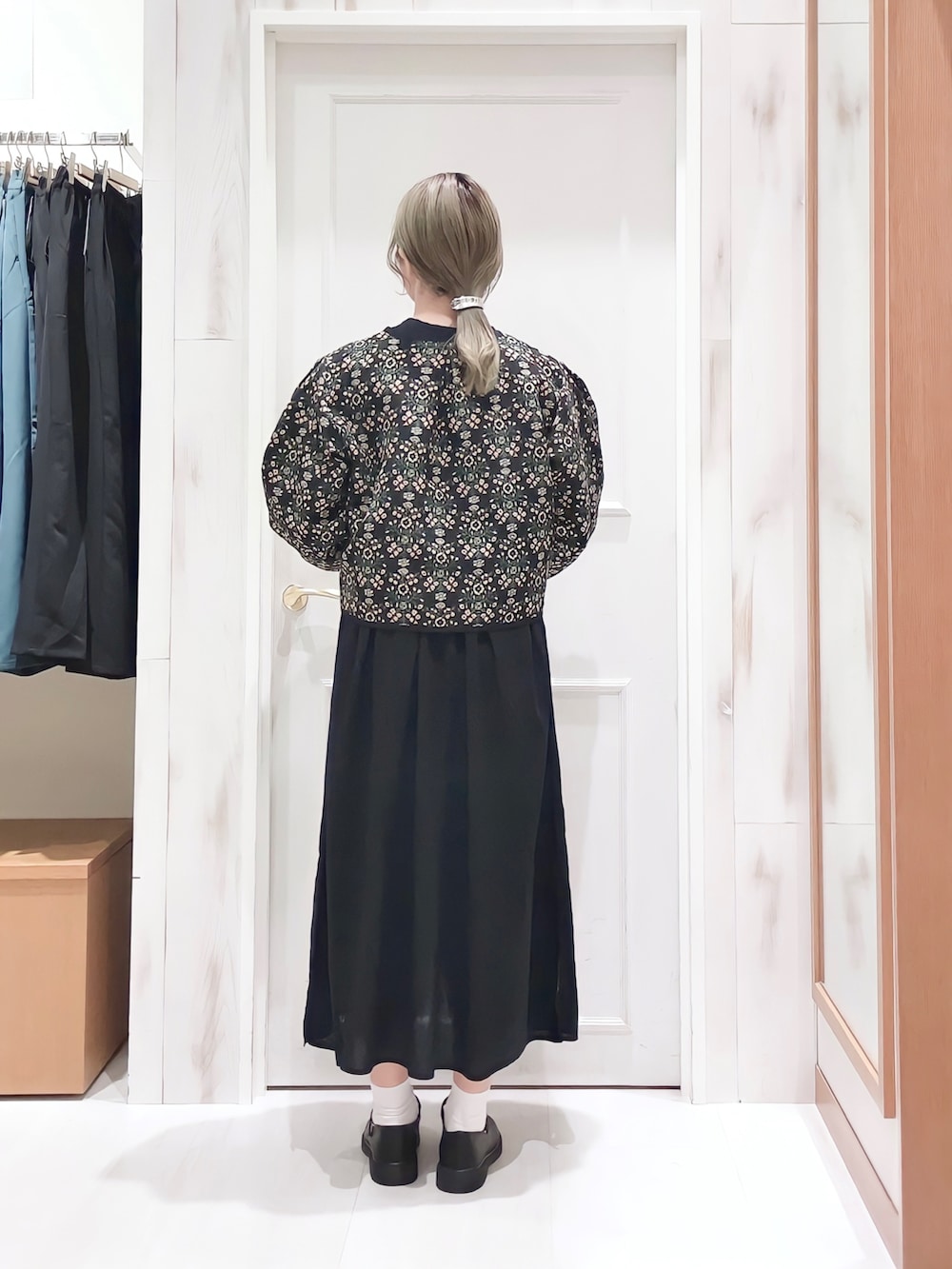 「ゴブラン、ジャケット、柄ジャケット、総柄トップス、ボリューム袖、ショート丈トップス、ブラック、オールブラック、ワンピース、はしごレース、白靴下、ストラップシューズ、ワントーンコーデ、サマンサ モスモス(Samansa Mos2)、SM2」｜「Samansa Mos2のゴブラン織りジャケット（ノーカラージャケット、ブラック系）」を使った、ハタケヤマさん（レディース・163cm）の秋コーディネートの2枚目の写真