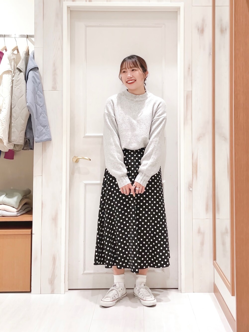 「ニット、セーター、ハイネック、モックネック、マーメイドスカート、ロングスカート、ドット柄、水玉、モノトーン、白スニーカー、コンバース、シンプル、カジュアル、サマンサ モスモス(Samansa Mos2)、SM2」｜「Samansa Mos2の後ろスリットハイネックニット（ニット/セーター、グレー系）」を使った、ハタケヤマさん（レディース・163cm）の冬コーディネートの3枚目の写真