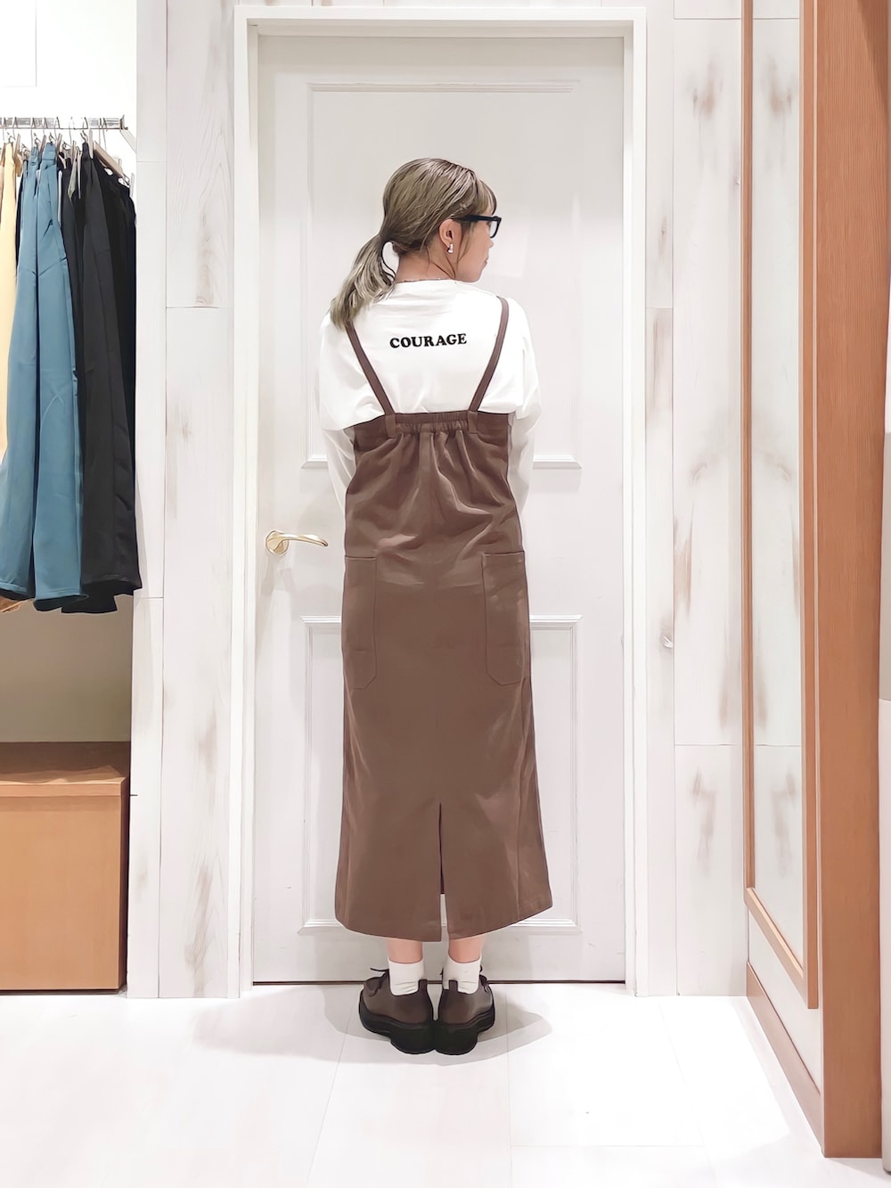 「秋先取りコーデ、秋服準備はじめました、カーディガン、ジャンパースカート、ジャンスカ、ベージュ、ブラウン、淡色コーデ、メガネ女子、カジュアル、お出かけコーデ、オトナカジュアル、お洒落さんとつながりたい、Samansa Mos2 blue、SM2」｜「Samansa Mos2 blueのロゴプリントロンT（Tシャツ/カットソー、ホワイト系）」を使った、ハタケヤマさん（レディース・163cm）の秋コーディネートの3枚目の写真