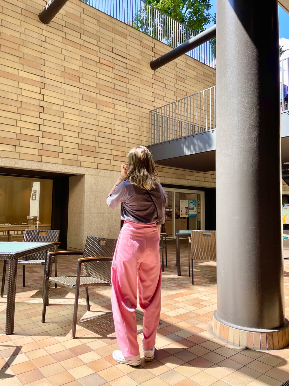 グレー系のTシャツ/カットソー、グレー系のTシャツ/カットソー、グレー系のTシャツ/カットソーを着用したレディースの秋コーディネートの2枚目の写真