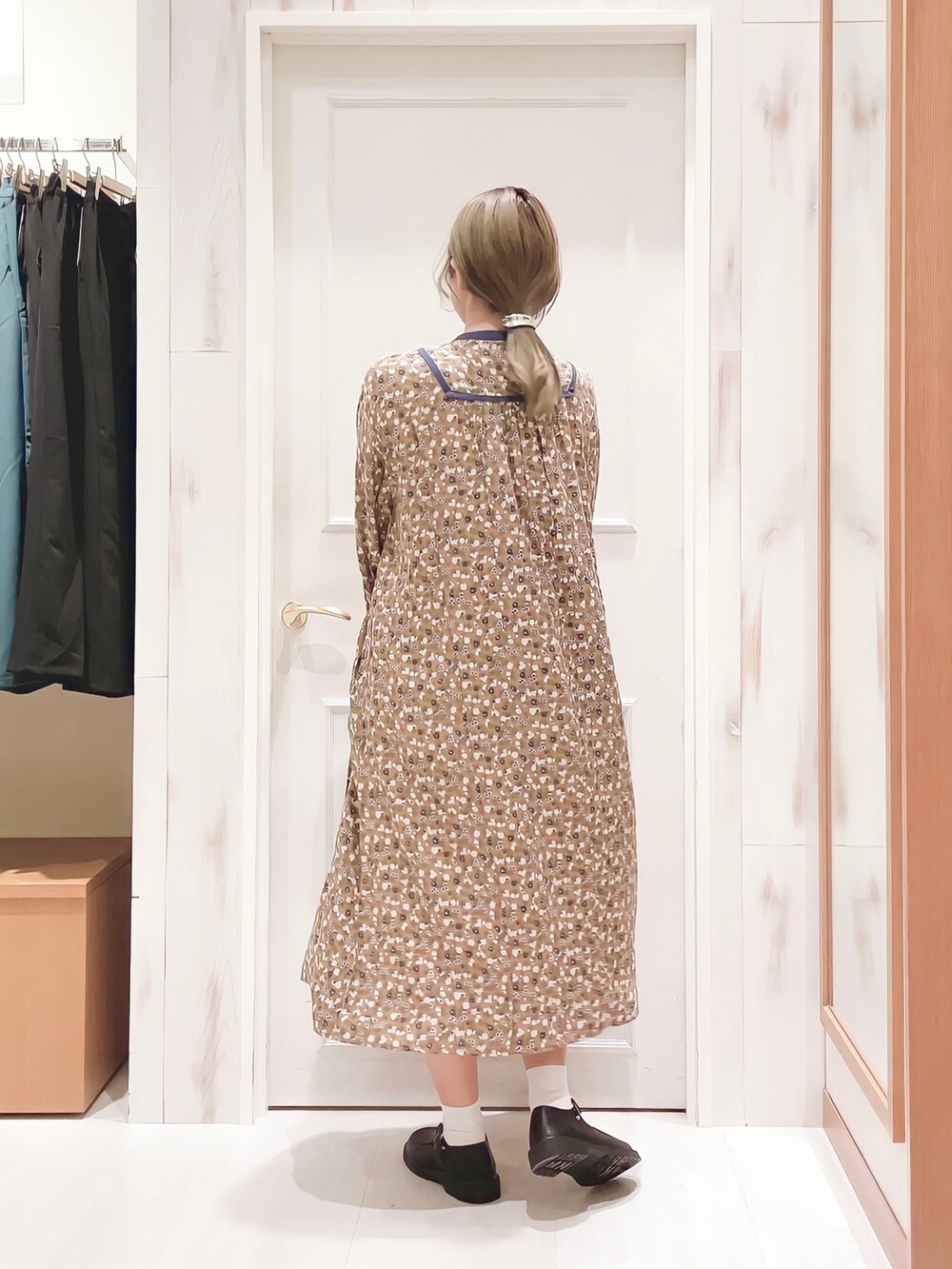 「オトナカジュアル、カジュアルコーデ、カジュアルガーリー、ステンカラーコート、アウター、パイピング、ワンピース、花柄、花柄ワンピース、ストラップシューズ、白靴下、秋コーデ、秋服準備はじめました、サマンサ モスモス(Samansa Mos2)、SM2」｜「Samansa Mos2のパイピング花柄ワンピース（ワンピース、ベージュ系）」を使った、ハタケヤマさん（レディース・163cm）の秋コーディネートの4枚目の写真