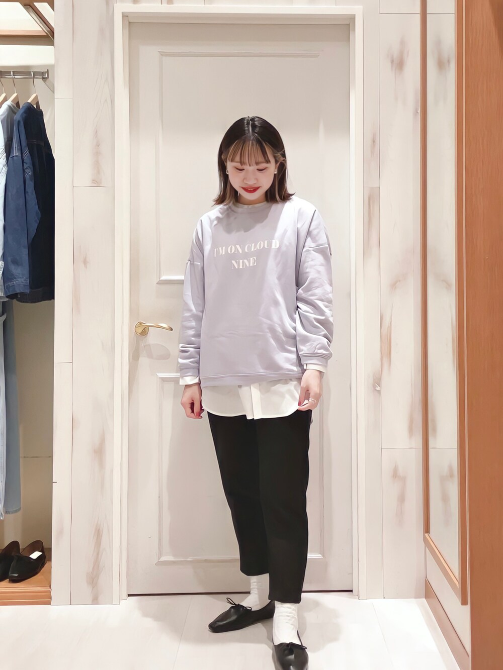 「カラーパンツ、センタープレス、テーパードパンツ、パンツスタイル、レイヤードスタイル、スウェット、スウェット×シャツ、シャツレイヤード、春コーデ、ラベンダー、プチプラ、おしゃれさんと繋がりたい、Samansa Mos2 blue、いつどこウェア、いつでもどこでもマルチウェア」｜「Samansa Mos2 blueの裏毛ロゴスウェット（スウェット、ブルー系）」を使った、ハタケヤマさん（レディース・163cm）の春コーディネートの4枚目の写真