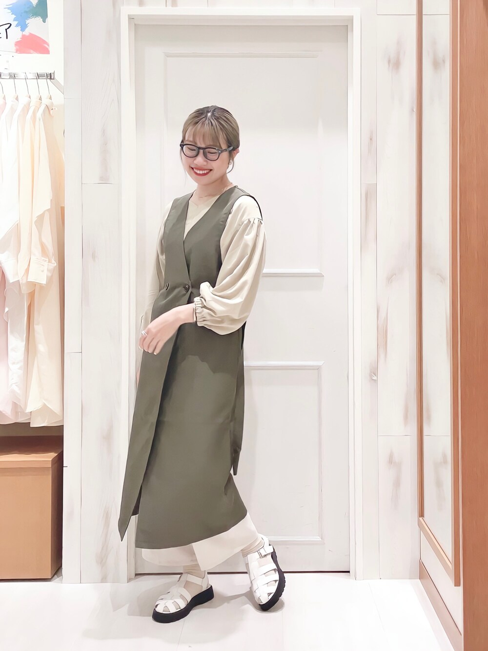「ブラウス、ボリューム袖、ワンピース、ロングワンピース、ジレ、ジャンパースカート、センタープレス、ストレートパンツ、レイヤードスタイル、グルカサンダル、めがね、大人カジュアル、プチプラコーデ、Samansa Mos2 blue、SM2」｜「Samansa Mos2 blueのさらさら袖ギャザーブラウス（シャツ/ブラウス、ベージュ系）」を使った、ハタケヤマさん（レディース・163cm）の夏コーディネートの2枚目の写真
