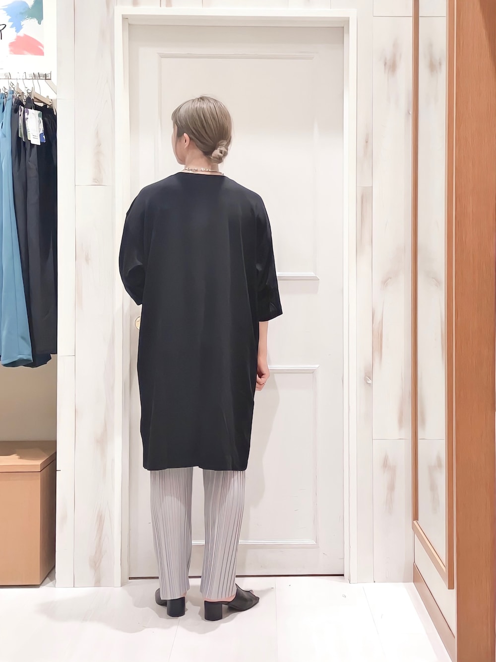 ブラック系のTシャツ/カットソー、グレー系のその他パンツ、ブラック系のサンダルを着用したレディースの夏コーディネートの2枚目の写真