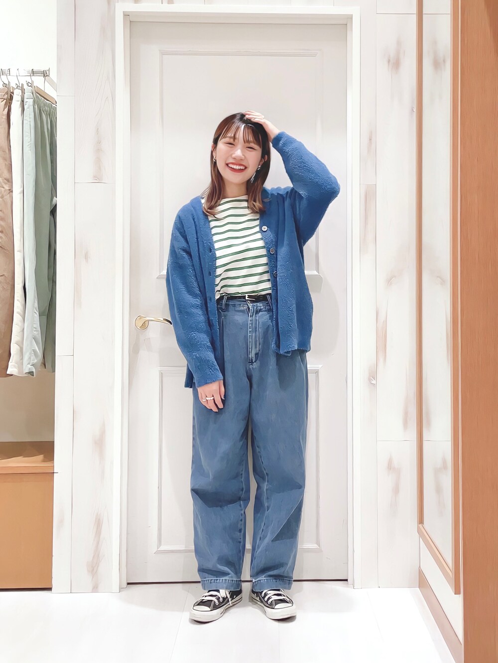 グリーン系のTシャツ/カットソー、ブルー系のカーディガン/ボレロ、ブルー系のその他パンツを着用したレディースの冬コーディネートの2枚目の写真