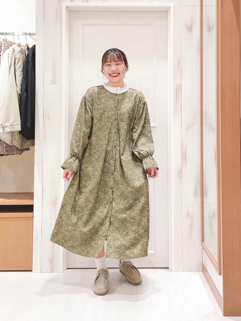 「ワンピース、花柄、花柄ワンピース、前後2way、袖フレア、メロウトップス、首つまり、カラーコーデ、モカシン、プチプラ、オトナカジュアル、ラクチンコーデ、ゆるコーデ、Samansa Mos2 blue、SM2」｜「Samansa Mos2 blueの配色メロウプルオーバー（Tシャツ/カットソー、ホワイト系）」を使った、ハタケヤマさん（レディース・163cm）の冬コーディネートの3枚目の写真