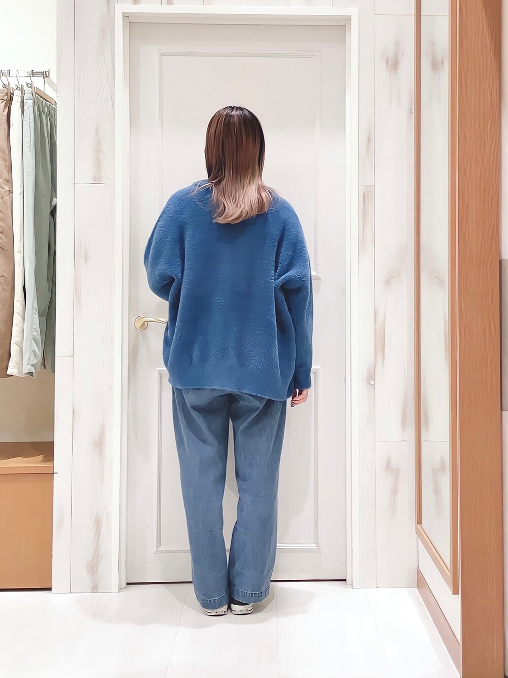グリーン系のTシャツ/カットソー、ブルー系のカーディガン/ボレロ、ブルー系のその他パンツを着用したレディースの冬コーディネートの3枚目の写真