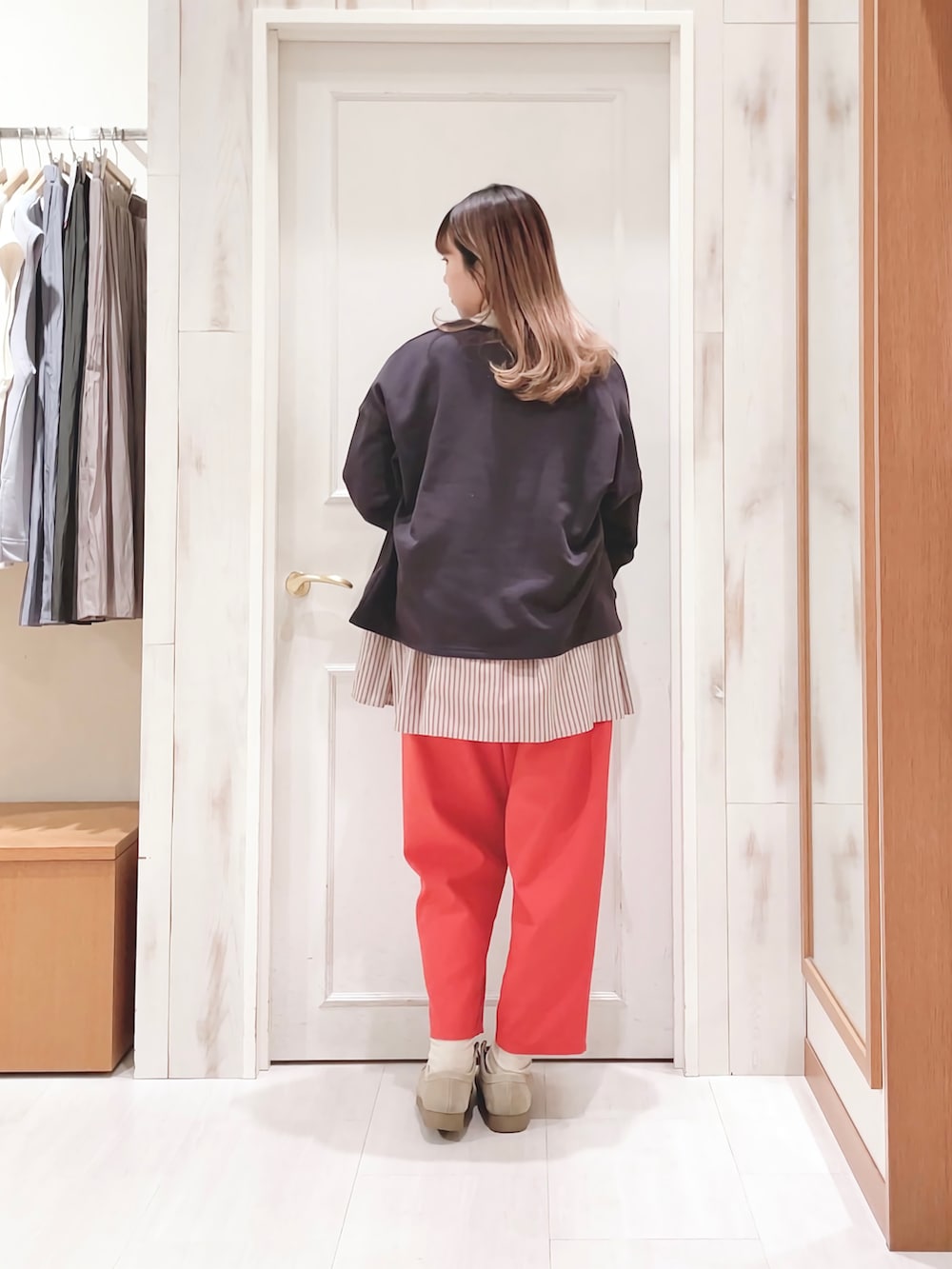 「ロゴスウェット、スウェット、レイヤードスタイル、シャツレイヤード、チュニック、カラーパンツ、カラーコーデ、レッド、ギャザーパンツ、モカシン、カジュアル、ナチュラル、春コーデ、サマンサ モスモス(Samansa Mos2)、SM2」｜「Samansa Mos2の裏毛配色リブスウェット（ニット/セーター、グレー系）」を使った、ハタケヤマさん（レディース・163cm）の冬コーディネートの2枚目の写真