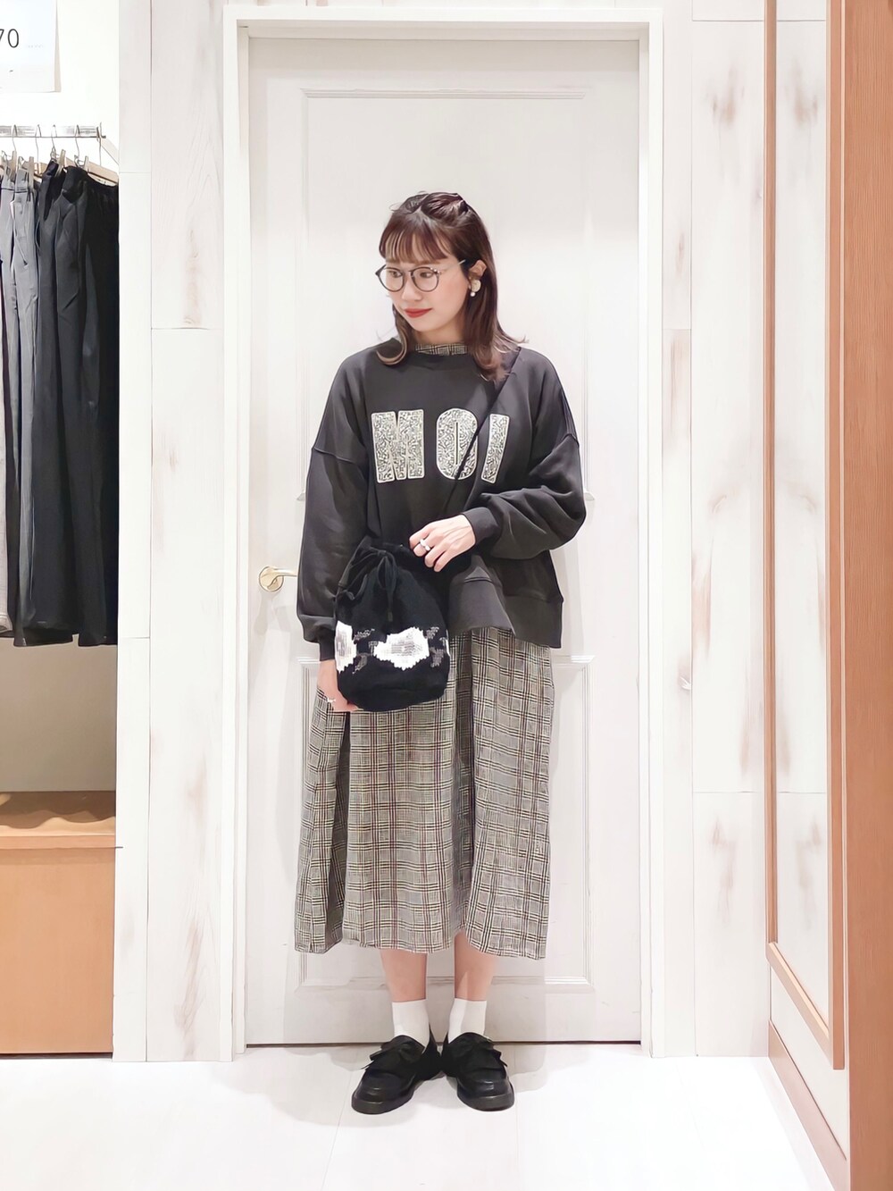 「スウェット、ロゴスウェット、ワンピース、リネン、グレンチェック、チェックワンピース、ローファー、白くつした、めがね、巾着バッグ、オールブラック、ブラック、ワントーンコーデ、サマンサ モスモス(Samansa Mos2)、SM2」｜「Samansa Mos2の花柄アップリケロゴスウェット（スウェット、ブラック系）」を使った、ハタケヤマさん（レディース・163cm）の秋コーディネートの3枚目の写真