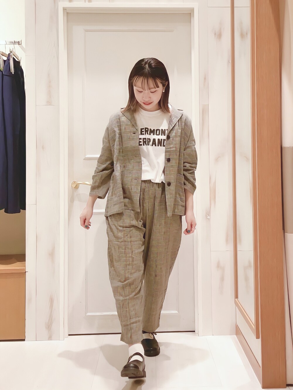 「セットアップ、セットアップスタイル、ジャケット、パンツスタイル、ロゴT、ストラップシューズ、春コーデ、夏コーデ、はじめましてコーデ、モノトーン、チェック柄、メンズライク、カジュアル、サマンサ モスモス(Samansa Mos2)、SM2」｜「Samansa Mos2の後裾タックプリントTシャツ（Tシャツ/カットソー、ホワイト系）」を使った、ハタケヤマさん（レディース・163cm）の春コーディネートの2枚目の写真