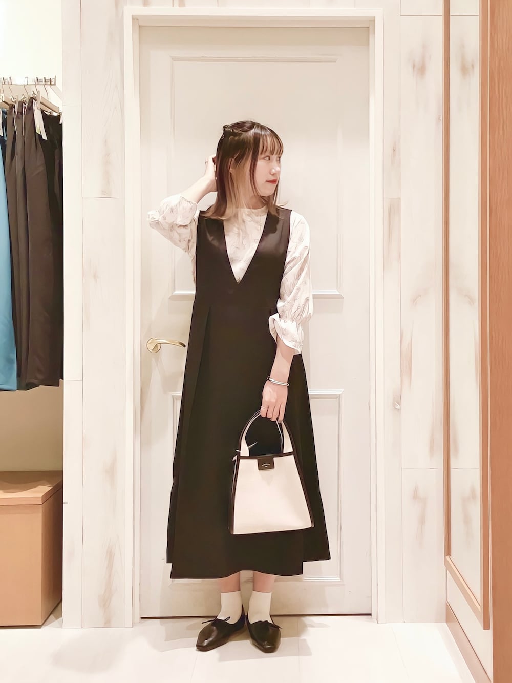 「ジャンパースカート、ジャンスカ、ワンピース、ロングワンピース、ブラウス、花柄ブラウス、モノトーン、白黒、ペタンコ靴、リラックススタイル、きれいめカジュアル、オトナカジュアル、トートバッグ、ootd、Samansa Mos2 blue」｜「Samansa Mos2 blueの花柄シアーブラウス（シャツ/ブラウス、ホワイト系）」を使った、ハタケヤマさん（レディース・163cm）の春コーディネートの2枚目の写真