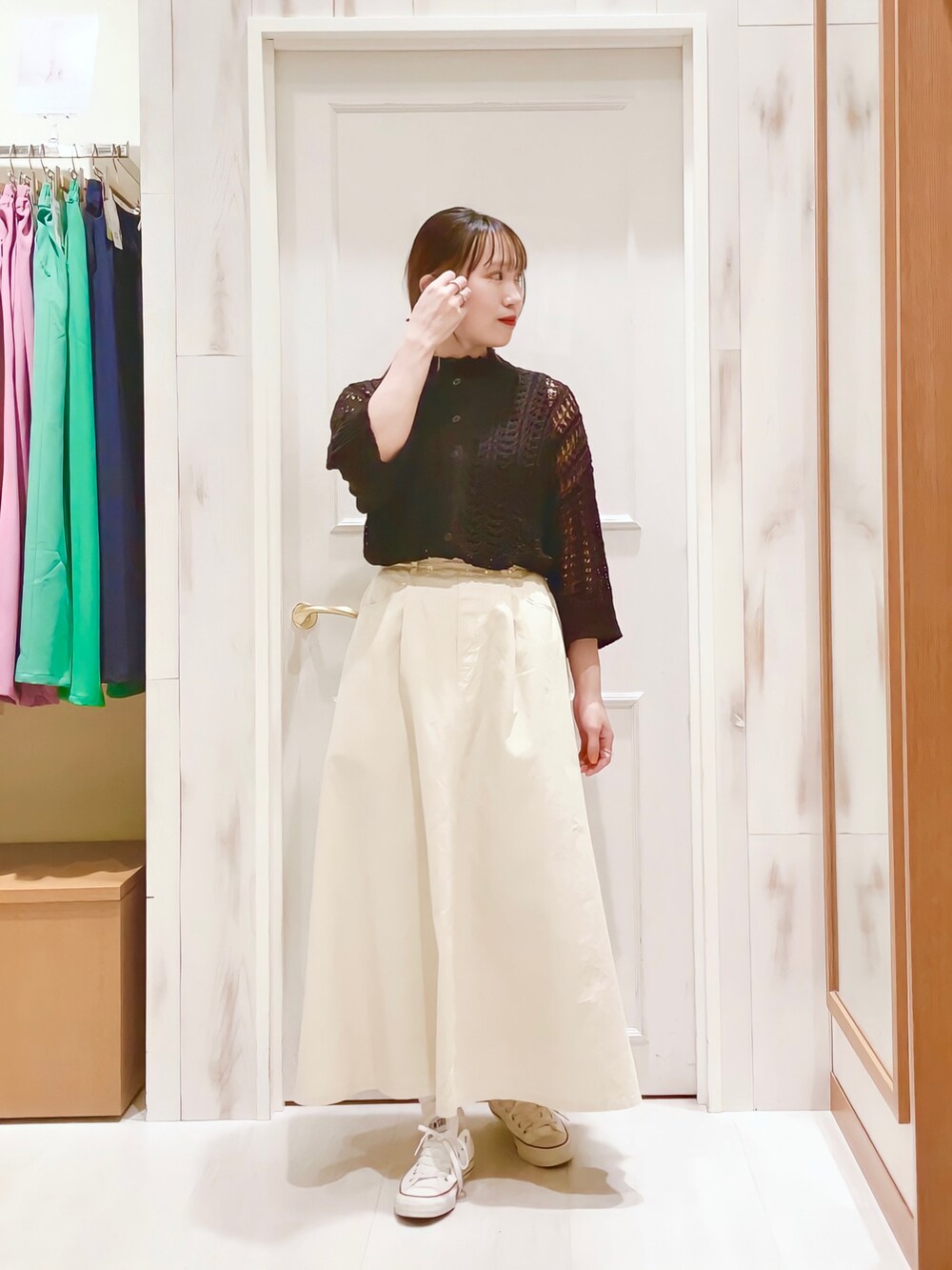 「あみあみ、透かし編みニット、カーディガン、メッシュ、ロングスカート、トラペーズスカート、デニムスカート、スニーカー、コンバース、モノトーン、白黒、カジュアル、シンプル、サマンサ モスモス(Samansa Mos2)、SM2」｜「Samansa Mos2のテープヤーンクルーネックカーディガン（カーディガン/ボレロ、グレー系）」を使った、ハタケヤマさん（レディース・163cm）の春コーディネートの2枚目の写真