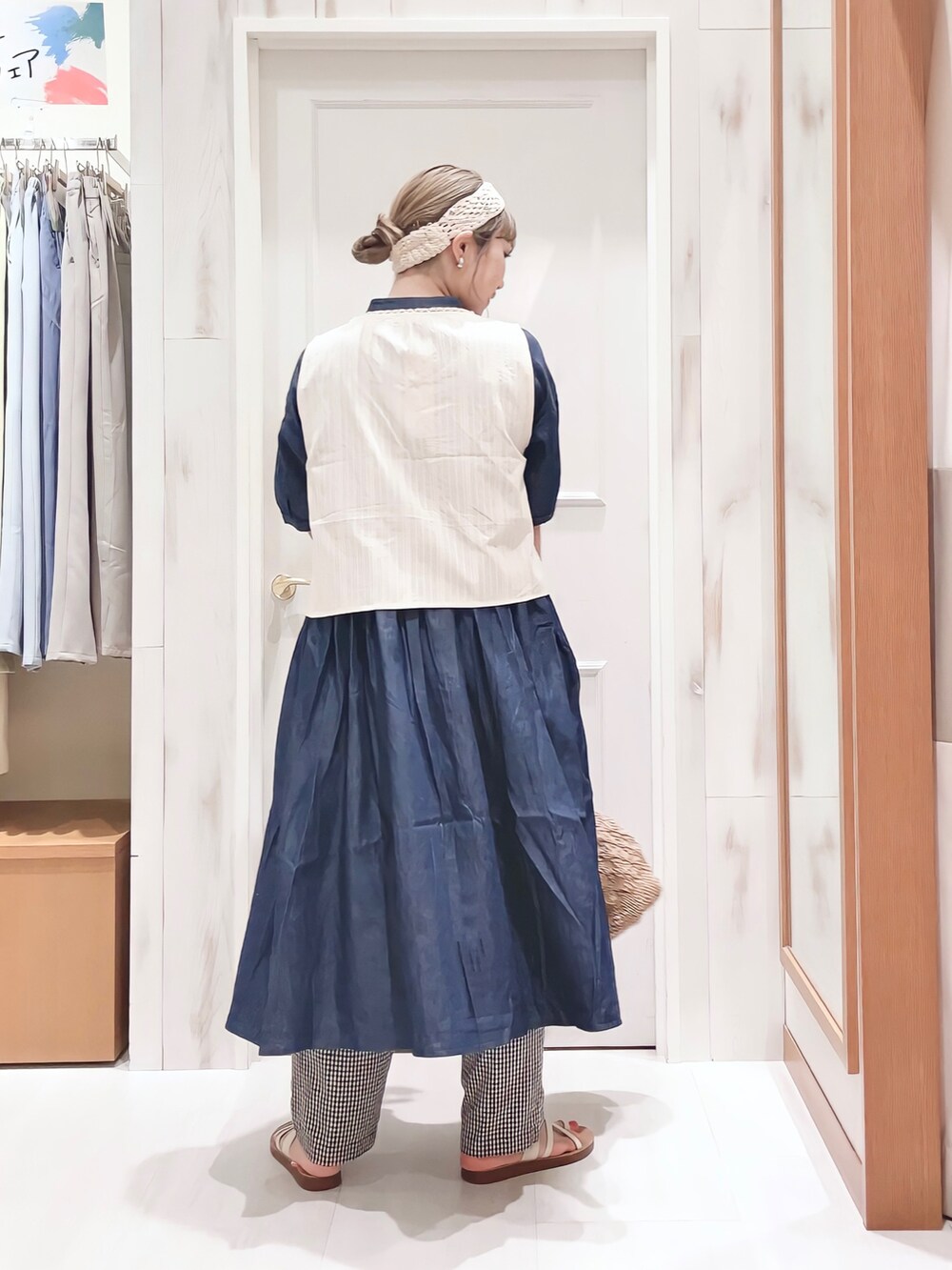 「ワンピース、バンドカラー、デニムワンピース、デニム、ベスト、レース、レイヤードスタイル、チェックパンツ、ギンガムチェック、サンダル、ヘアバンド、巾着バッグ、カジュアルガーリー、サマンサ モスモス(Samansa Mos2)、SM2」｜「Samansa Mos2のモチーフレースベスト（ベスト、ホワイト系）」を使った、ハタケヤマさん（レディース・163cm）の夏コーディネートの3枚目の写真