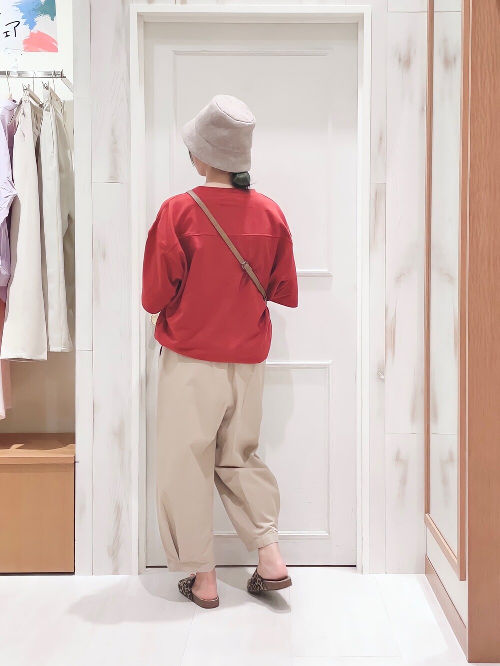 レッド系のTシャツ/カットソー、ベージュ系のその他パンツ、ベージュ系のショルダーバッグを着用したレディースの夏コーディネートの2枚目の写真