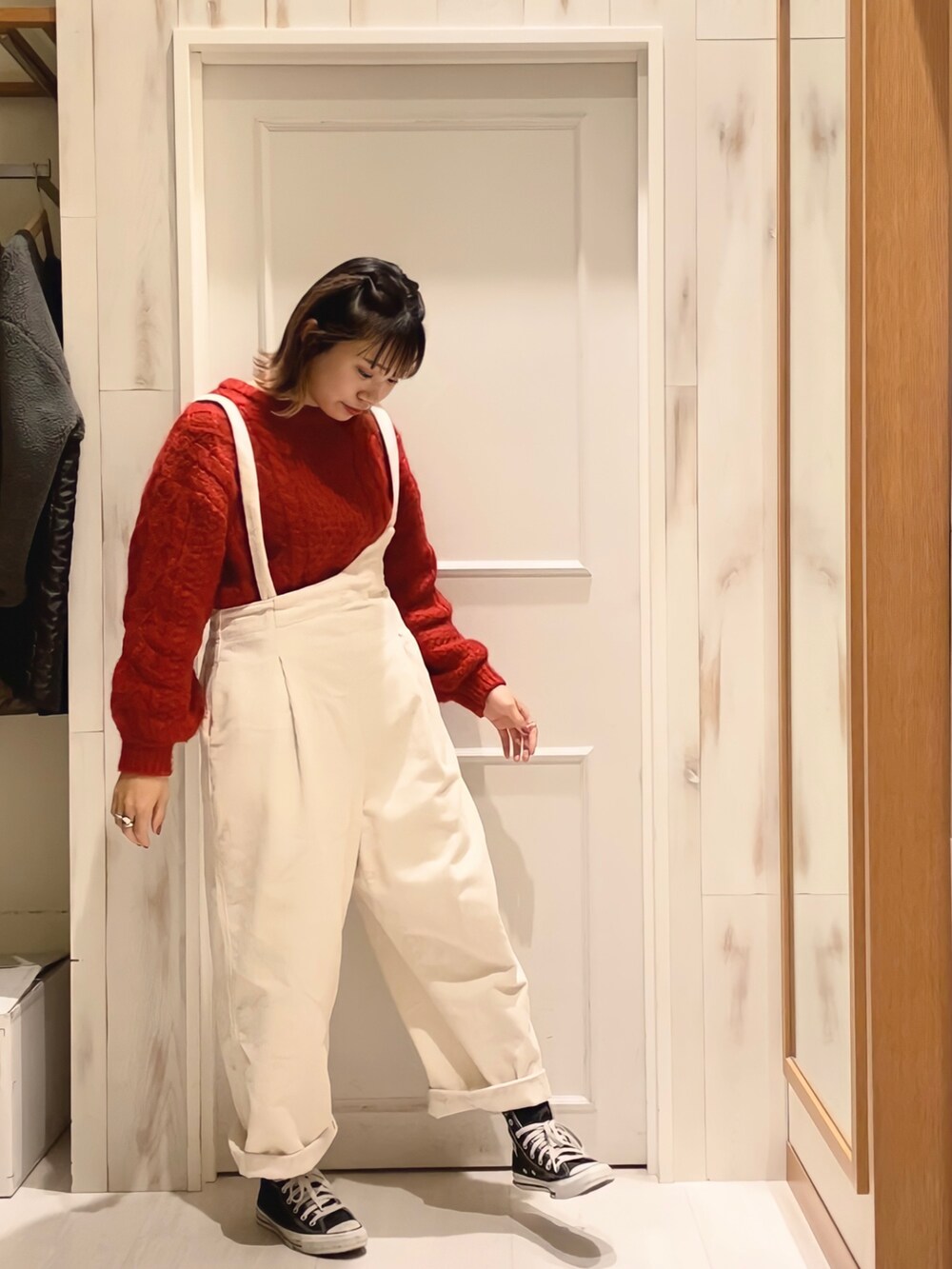 「サロペット、アシンメトリー、赤ニット、レッド、ホワイト、ホワイトパンツ、コーデュロイ、ケーブルニット、アルパカ、Samansa Mos2、SM2、コンバース、ハイカットスニーカー」｜「Samansa Mos2のアルパカ混ケーブル柄ニット（ニット/セーター、レッド系）」を使った、ハタケヤマさん（レディース・163cm）の冬コーディネートの2枚目の写真