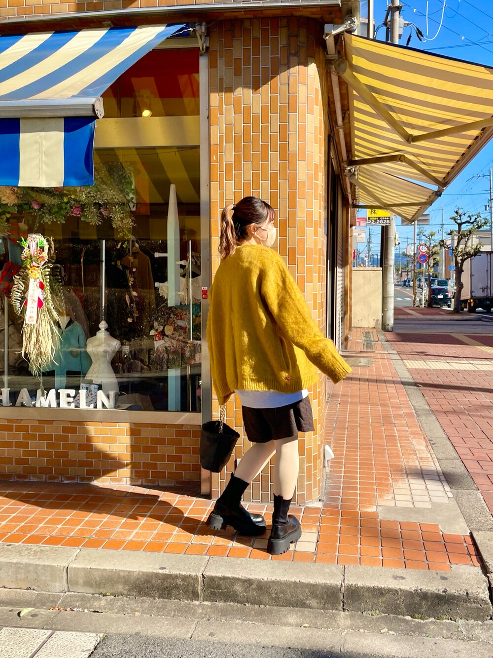 「カーディガン、カラーカーディガン、スウェット、ロゴスウェット、ハーフパンツ、ショートパンツ、厚底シューズ、ブーツ、カラーコーデ、イエロー、カジュアル、古着MIX、サマンサ モスモス(Samansa Mos2)、SM2、休日コーデ🍊」｜「Samansa Mos2のウール混ハーフパンツ（その他パンツ、ブラウン系）」を使った、ハタケヤマさん（レディース・163cm）の冬コーディネートの2枚目の写真