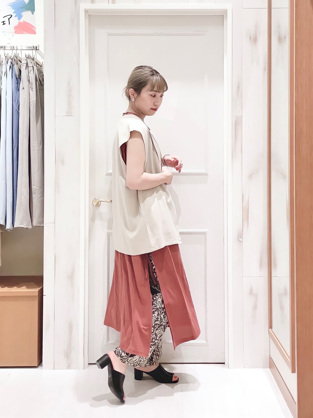 「ベスト、ロングワンピース、ノースリーブ、ワンピース、スリット、パンツスタイル、柄パンツ、レイヤードスタイル、ミュール、夏コーデ、秋色、大人女子、きれいめカジュアル、Samansa Mos2 blue、SM2」｜「Samansa Mos2 blueの肩タックサイドスリットワンピース（ワンピース、レッド系）」を使った、ハタケヤマさん（レディース・163cm）の夏コーディネートの2枚目の写真