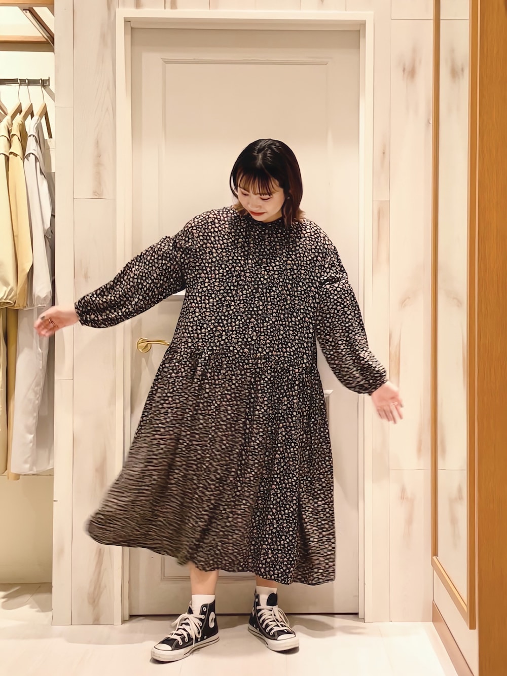「ワンピース、花柄、花柄ワンピース、前開きワンピース、ワンピース×スニーカー、春コーデ、カジュアル、ゆるコーデ、コンバース、コンバースハイカット、スニーカー、スニーカーコーデ、ハイカットスニーカー、Samansa Mos2、SM2」｜「Samansa Mos2の花柄ワンピース（ワンピース、ブラック系）」を使った、ハタケヤマさん（レディース・163cm）の冬コーディネートの3枚目の写真