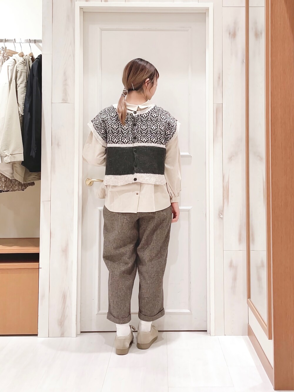 「ニット、ベスト、ジャガード、配色、丸襟、ブラウス、綿麻、タックパンツ、パンツスタイル、モカシン、レイヤードスタイル、カジュアル、ナチュラル、サマンサ モスモス(Samansa Mos2)、SM2」｜「Samansa Mos2のジャカード配色前後着ベスト（ベスト、グレー系）」を使った、ハタケヤマさん（レディース・163cm）の冬コーディネートの2枚目の写真