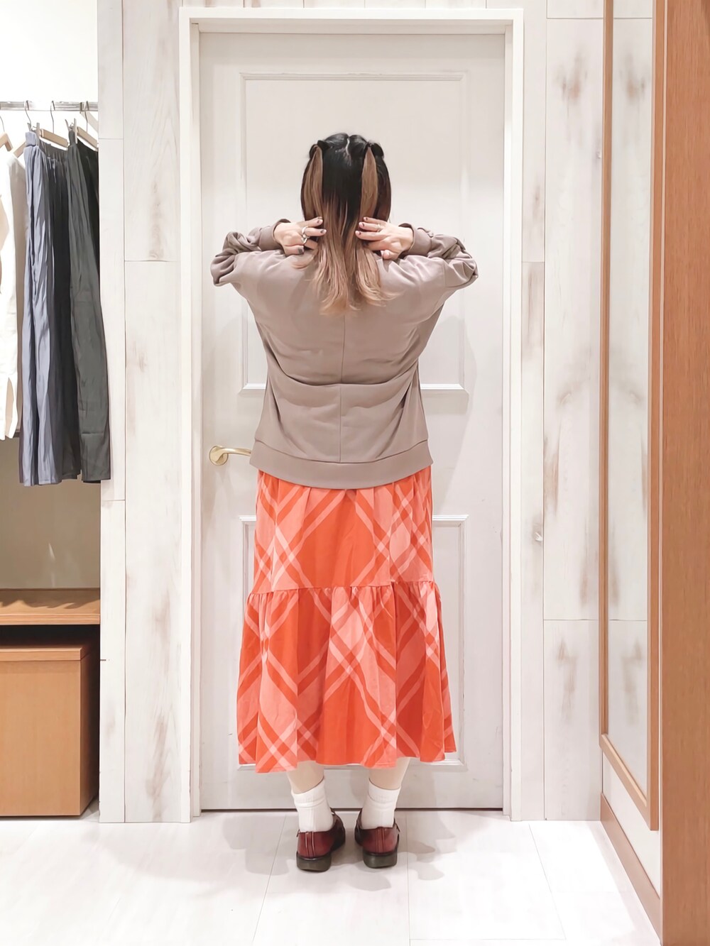 「スウェット、ロゴスウェット、トレーナー、ロングスカート、チェック、ティアードスカート、カラースカート、春服、カラーコーデ、カジュアル、ナチュラル、シンプル、ドクターマーチン、サマンサ モスモス(Samansa Mos2)、SM2」｜「Samansa Mos2の裏毛ロゴアソートプリントスウェット（スウェット、ブラウン系）」を使った、ハタケヤマさん（レディース・163cm）の冬コーディネートの2枚目の写真