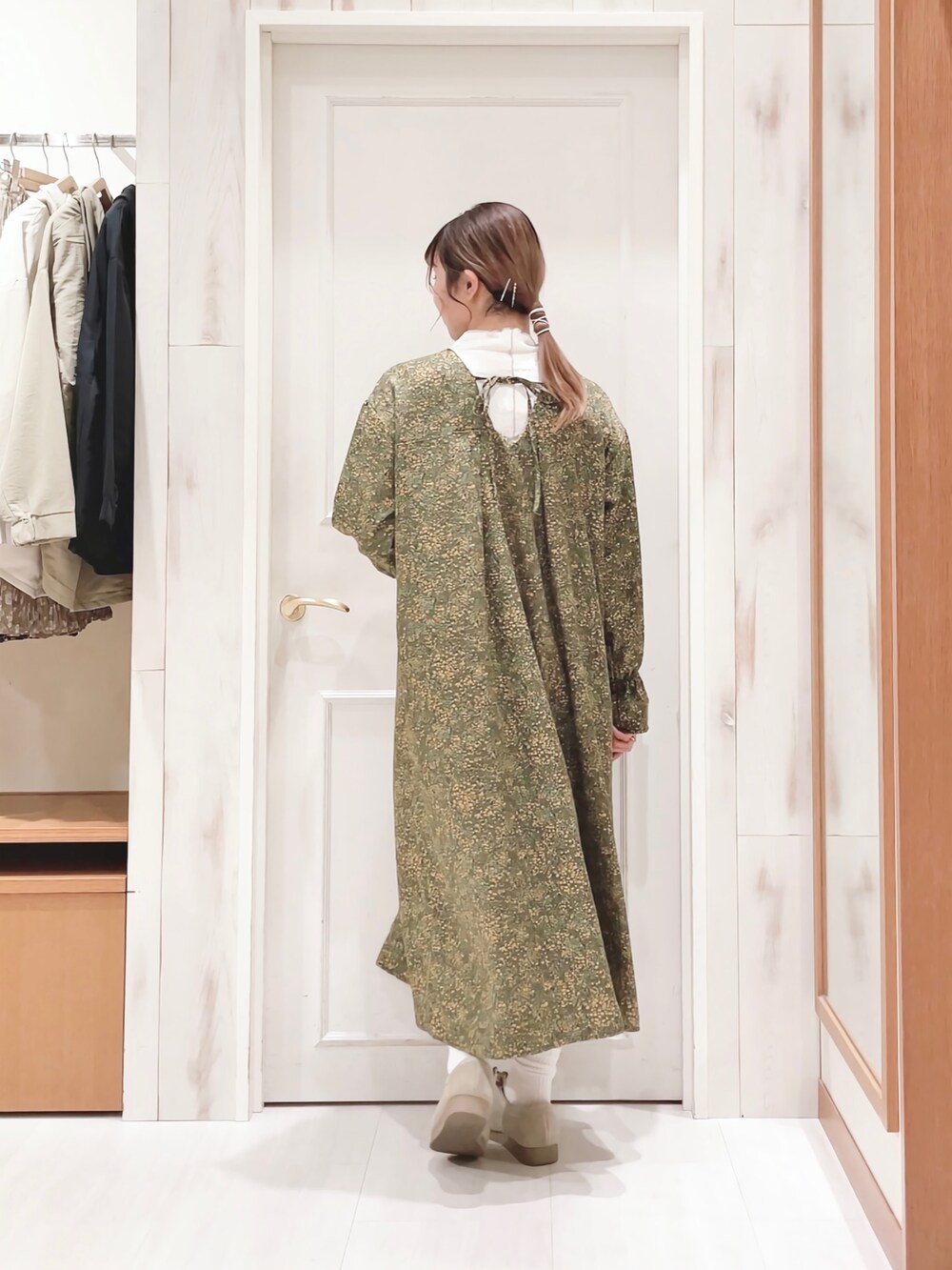 「ワンピース、花柄、花柄ワンピース、前後2way、袖フレア、メロウトップス、首つまり、カラーコーデ、モカシン、プチプラ、オトナカジュアル、ラクチンコーデ、ゆるコーデ、Samansa Mos2 blue、SM2」｜「Samansa Mos2 blueの配色メロウプルオーバー（Tシャツ/カットソー、ホワイト系）」を使った、ハタケヤマさん（レディース・163cm）の冬コーディネートの2枚目の写真