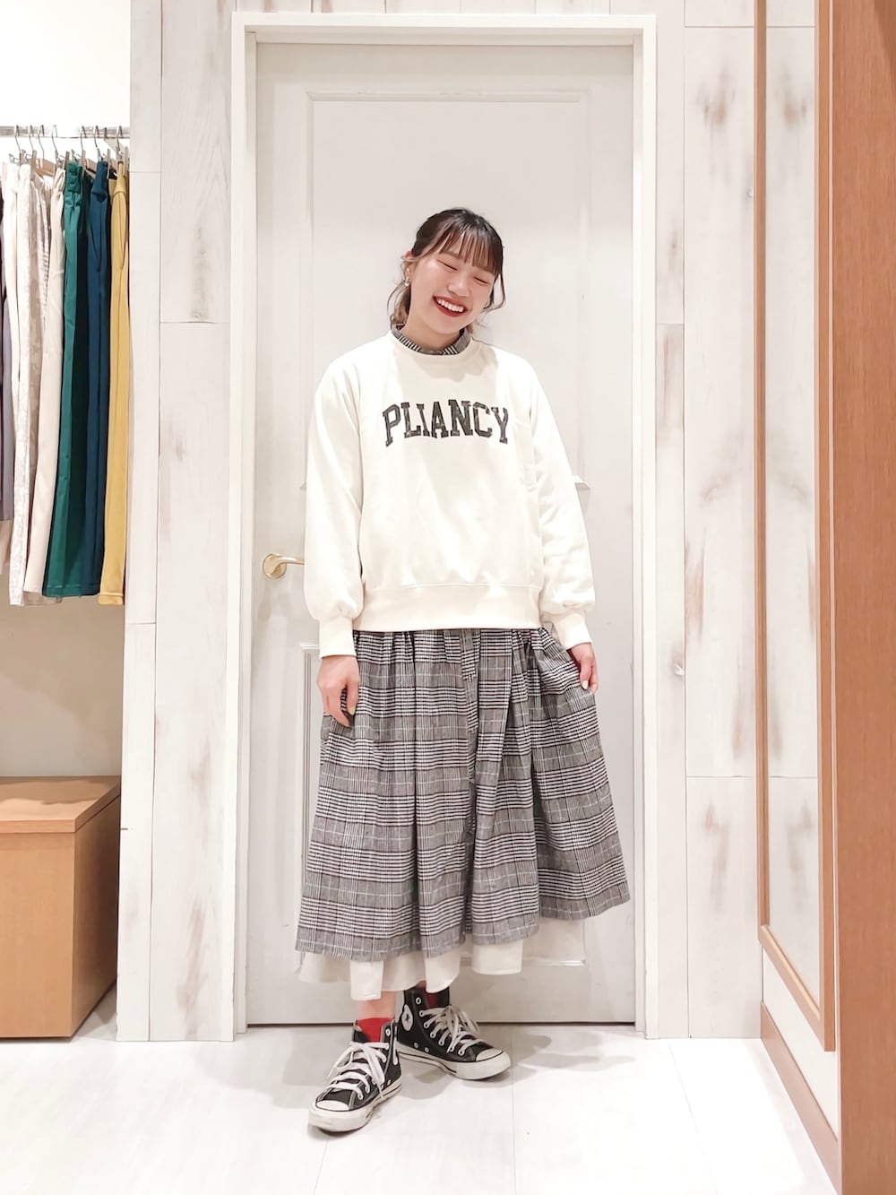「ロゴスウェット、スウェット、トレーナー、レイヤードスタイル、シャツワンピ、グレンチェック、ロングスカート、モノトーン、スニーカー、ポニーテール、カジュアル、ナチュラル、カジュアルガーリー、サマンサ モスモス(Samansa Mos2)、SM2」｜「Samansa Mos2のロゴアソート裏起毛スウェット（Tシャツ/カットソー、ホワイト系）」を使った、ハタケヤマさん（レディース・163cm）の冬コーディネートの3枚目の写真