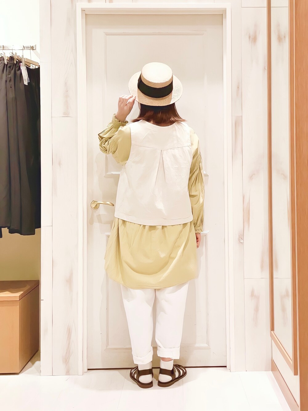 「ベスト、ブラウス、イエロー、ライムグリーン、デニムパンツ、デニム、ホワイトデニム、パンツスタイル、グルカサンダル、サンダルに靴下、カンカン帽、ストローハット、春夏コーデ、サマンサ モスモス(Samansa Mos2)、SM2」｜「Samansa Mos2の胸元切替前後着ベスト（ベスト、ベージュ系）」を使った、ハタケヤマさん（レディース・163cm）の春コーディネートの2枚目の写真