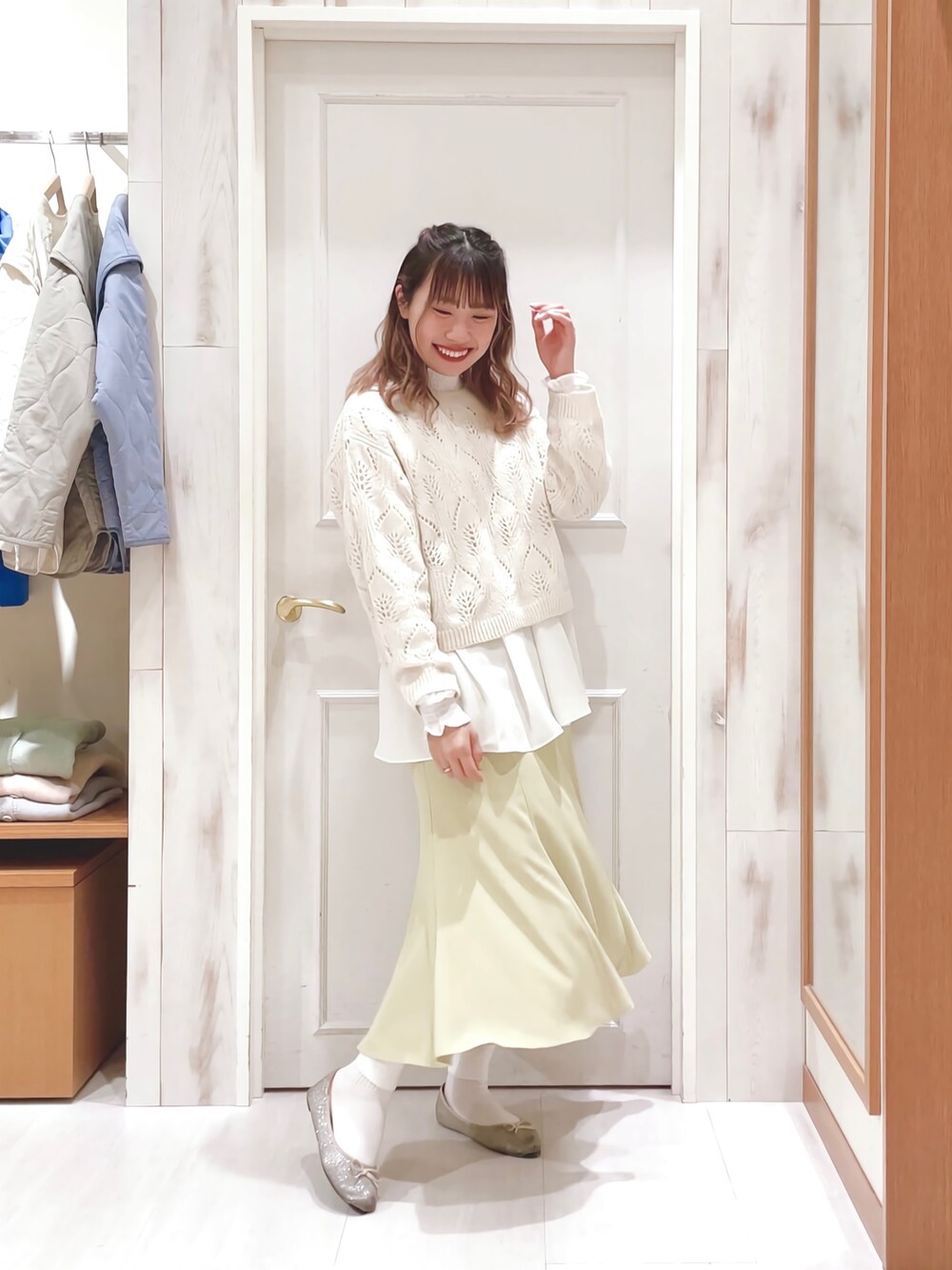 「透かし編みニット、白ニット、シャーリング、ブラウス、レイヤードスタイル、マーメイドスカート、カラースカート、ロングスカート、バレエシューズ、ほめられ本命コーデ、春コーデ、プチプラ、オトナカジュアル、Samansa Mos2 blue、SM2」｜「Samansa Mos2 blueのシャーリングブラウス（シャツ/ブラウス、ホワイト系）」を使った、ハタケヤマさん（レディース・163cm）の冬コーディネートの2枚目の写真