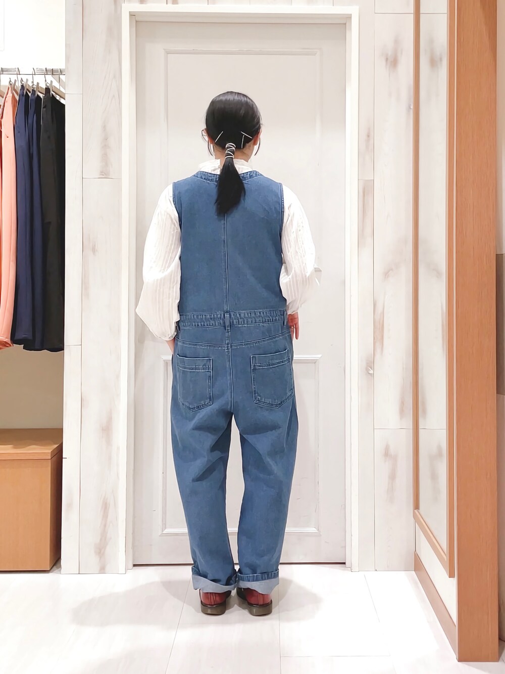「デニム、サロペット、オーバーサイズ、オールインワン、レースブラウス、ブラウス×デニム、オールデニム、ワントーンコーデ、春コーデ、カジュアル、ナチュラル、ラクチンコーデ、ゆるコーデ、サマンサ モスモス(Samansa Mos2)、SM2」｜「Samansa Mos2のオーバーレースブラウス（シャツ/ブラウス、ホワイト系）」を使った、ハタケヤマさん（レディース・163cm）の冬コーディネートの2枚目の写真