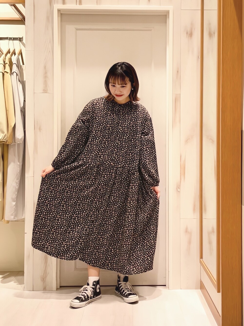 「ワンピース、花柄、花柄ワンピース、前開きワンピース、ワンピース×スニーカー、春コーデ、カジュアル、ゆるコーデ、コンバース、コンバースハイカット、スニーカー、スニーカーコーデ、ハイカットスニーカー、Samansa Mos2、SM2」｜「Samansa Mos2の花柄ワンピース（ワンピース、ブラック系）」を使った、ハタケヤマさん（レディース・163cm）の冬コーディネートの2枚目の写真