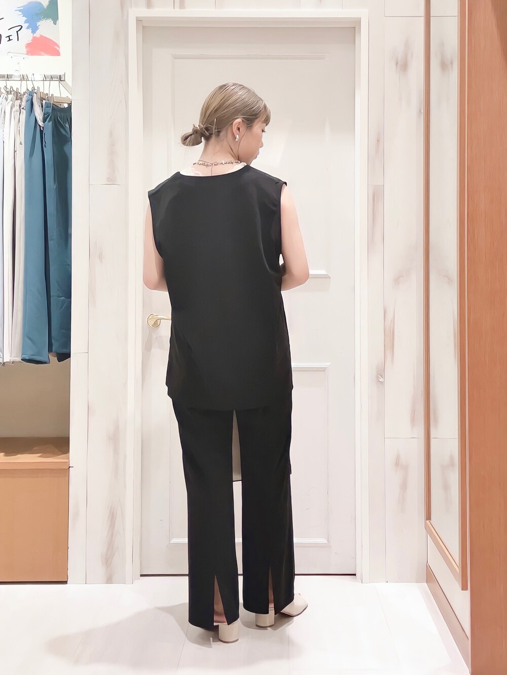 ホワイト系のタンクトップ、ブラック系のシャツ/ブラウス、ブラック系のその他パンツを着用したレディースの夏コーディネートの2枚目の写真