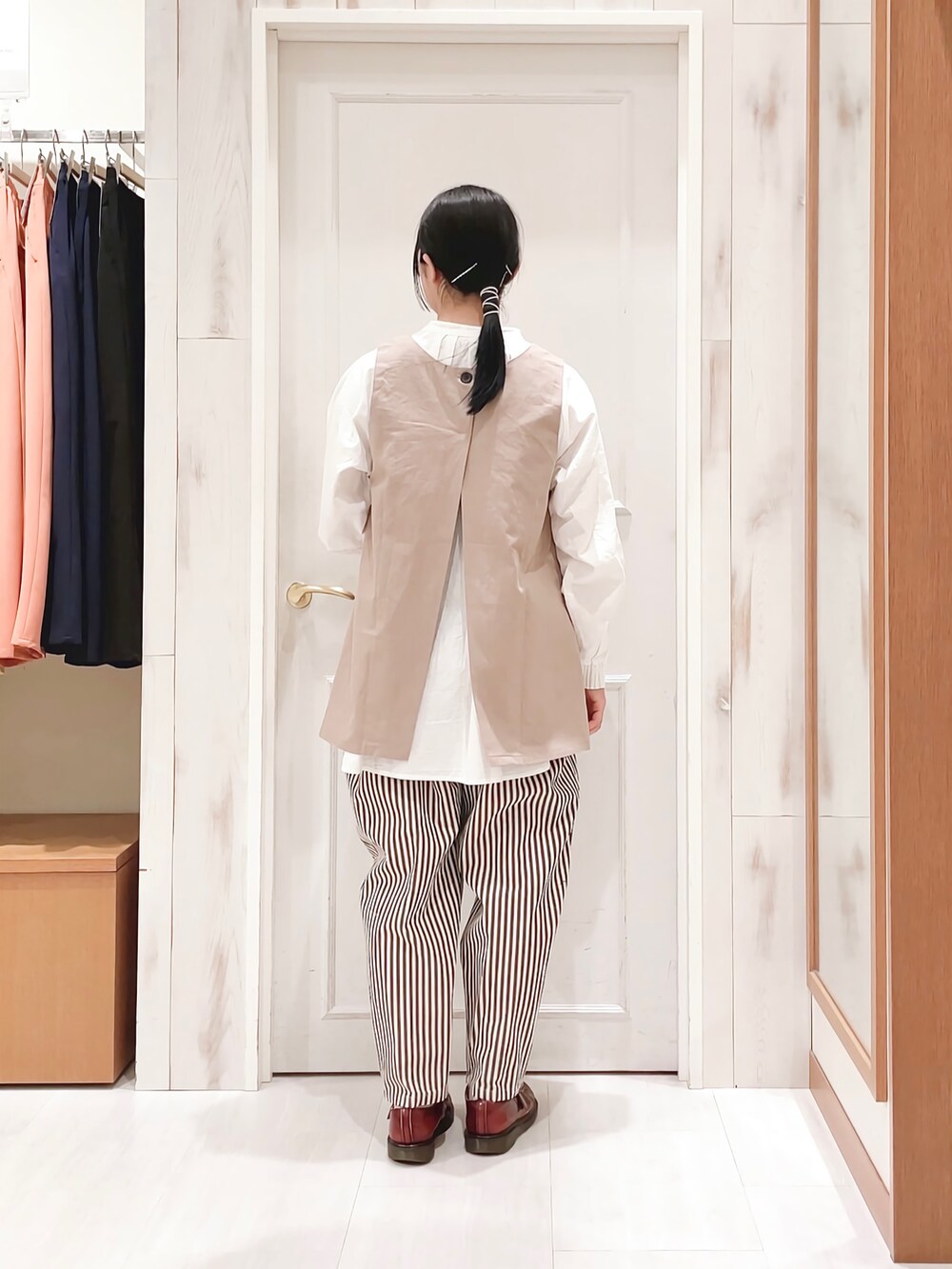 「ベスト、綿麻、Vネック、レイヤードスタイル、バンドカラーシャツ、チュニック、ブラウス、ストライプパンツ、パンツスタイル、テーパードパンツ、ベージュ、ブラウン、ナチュラル、サマンサ モスモス(Samansa Mos2)、SM2」｜「Samansa Mos2のコットンリネンバンドカラーチュニック（チュニック、ホワイト系）」を使った、ハタケヤマさん（レディース・163cm）の冬コーディネートの2枚目の写真