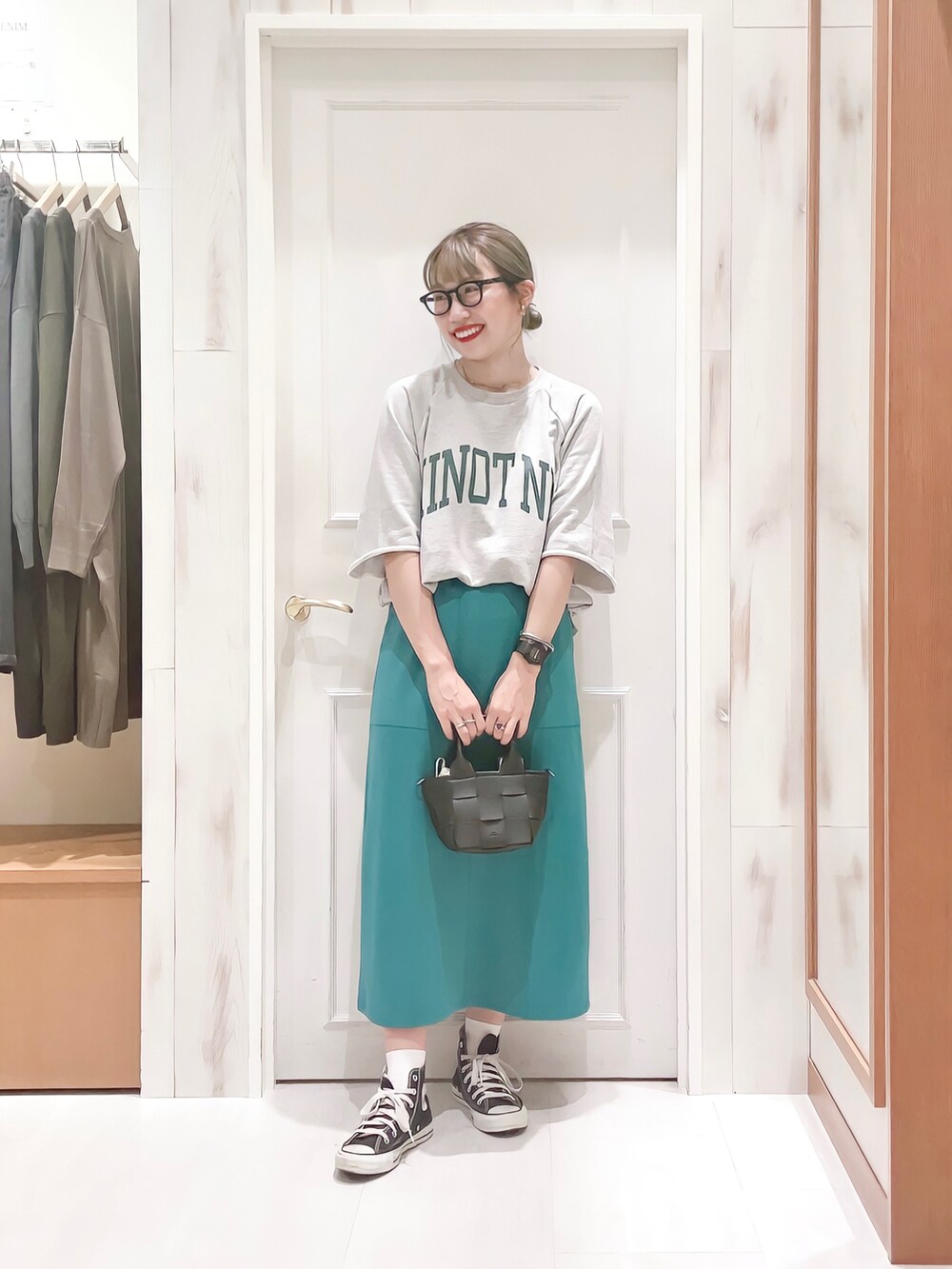 「タックイン、オトナカジュアル、オトナ女子、リラックススタイル、ロゴT、ロゴスウェット、カラースカート、タイトスカート、キャップ、めがね、ミニバッグ、スニーカー、コンバース、Samansa Mos2 blue、出勤コーデ🍊」｜「Samansa Mos2 blueの6分袖ロゴスウェット（Tシャツ/カットソー、グレー系）」を使った、ハタケヤマさん（レディース・163cm）の夏コーディネートの4枚目の写真